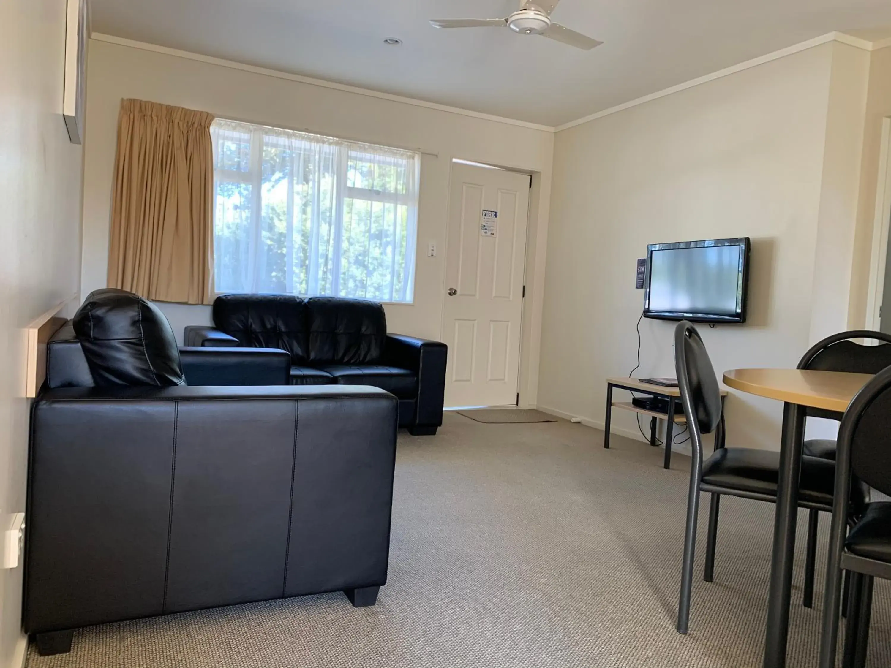Living room, Seating Area in Captain Cook Motor Lodge