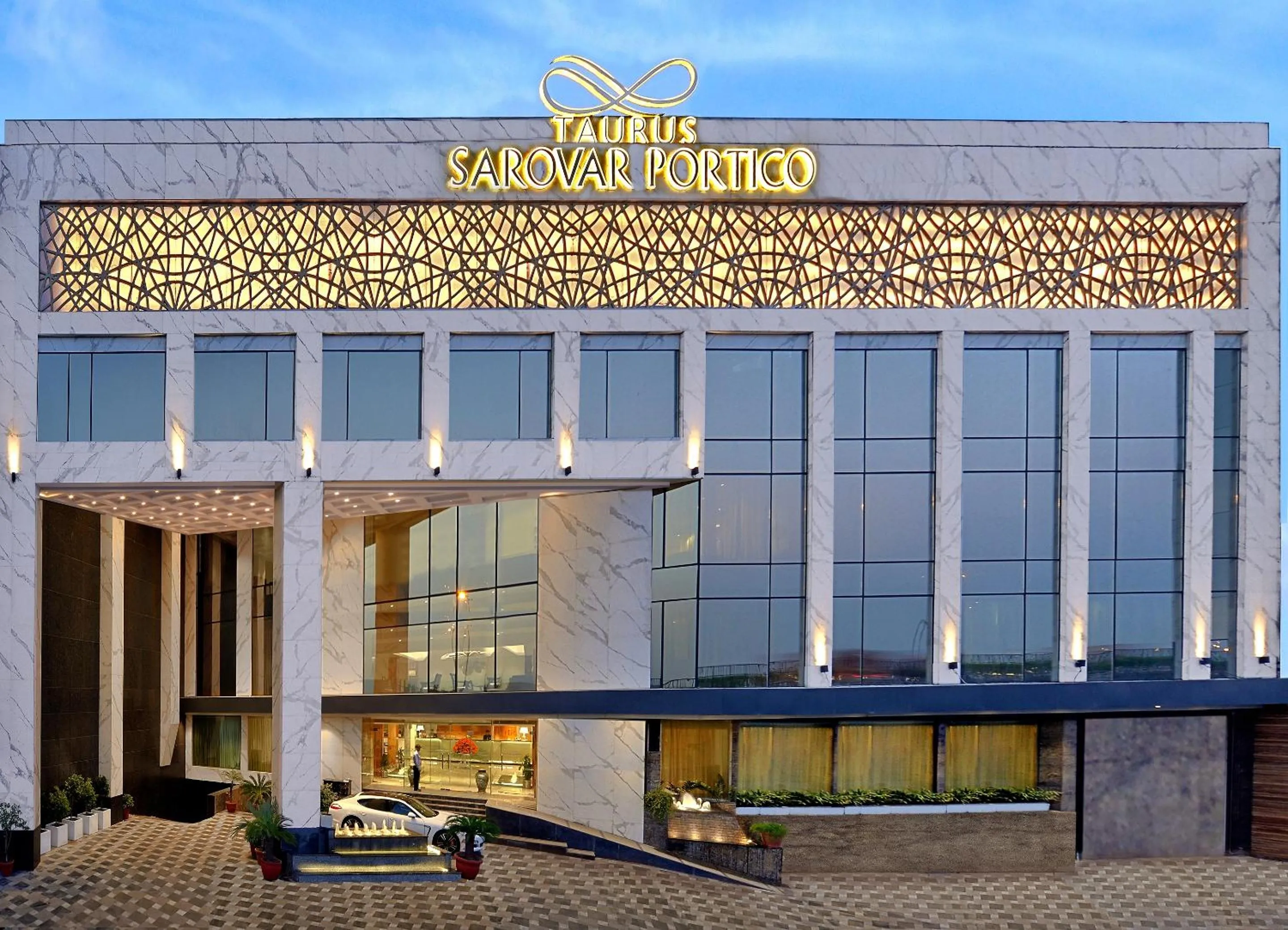 Facade/entrance in Taurus Sarovar Portico