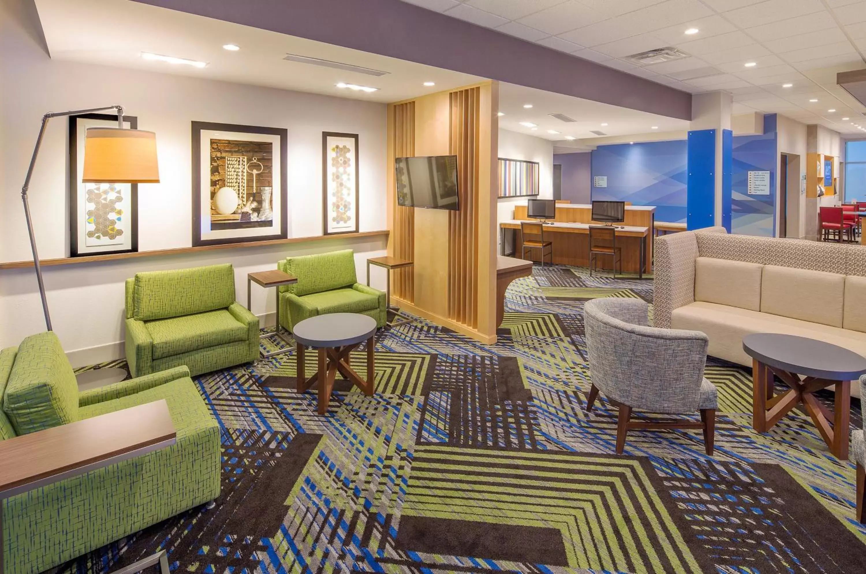 Property building, Lounge/Bar in Holiday Inn Express & Suites - Indianapolis NW - Zionsville, an IHG Hotel