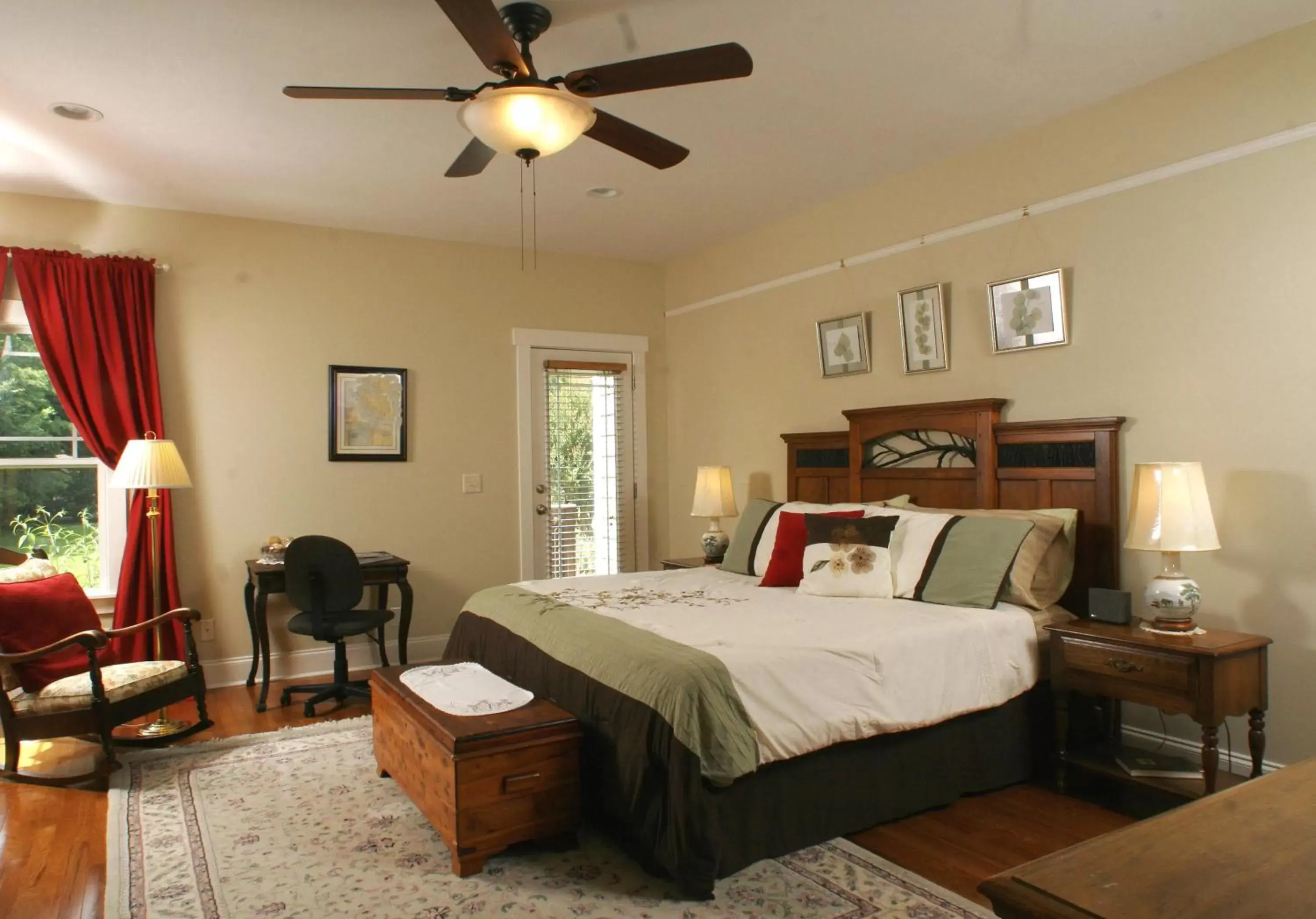 Photo of the whole room, Bed in Seven Oaks Inn Bed and Breakfast