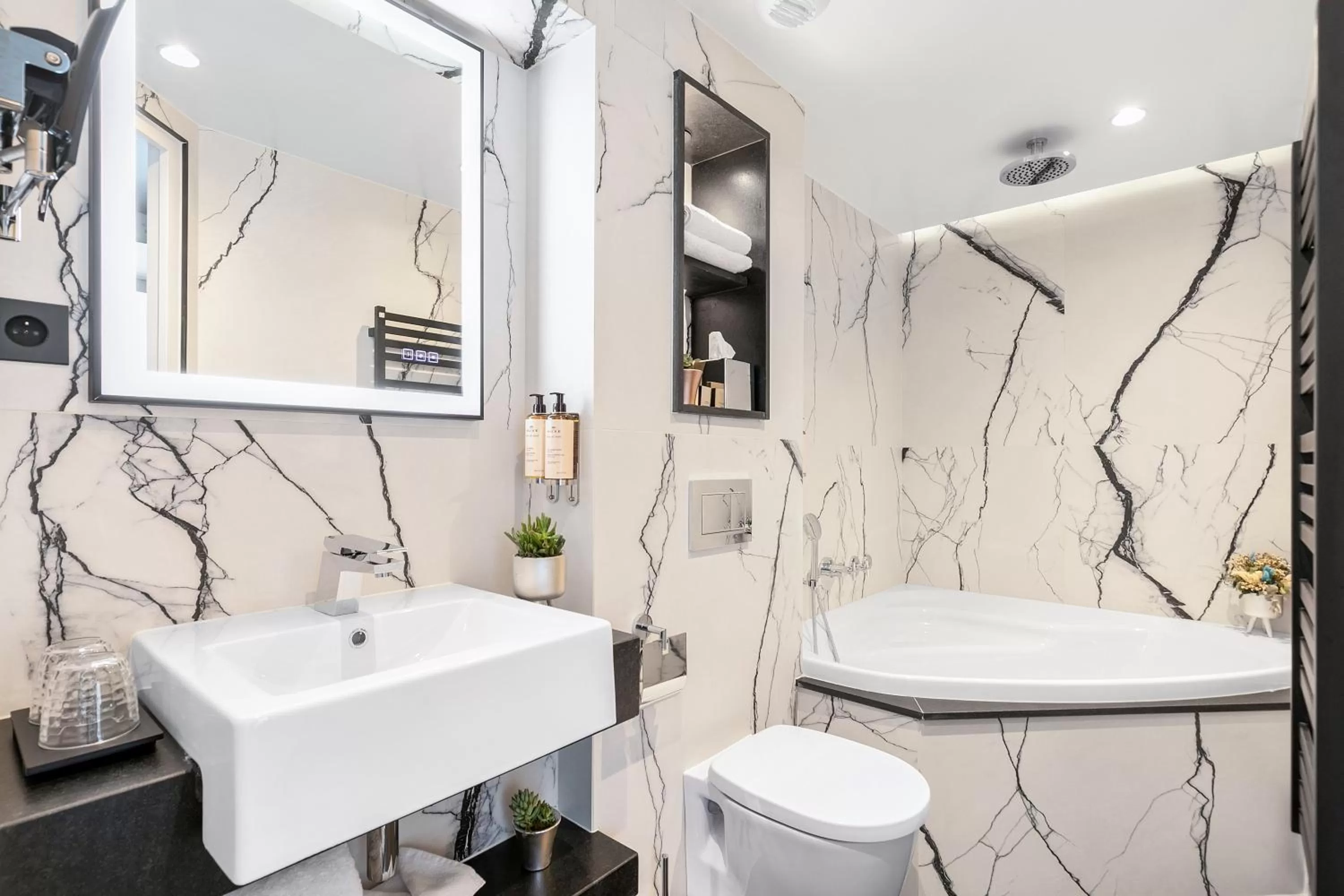 Toilet in CARD Hôtel