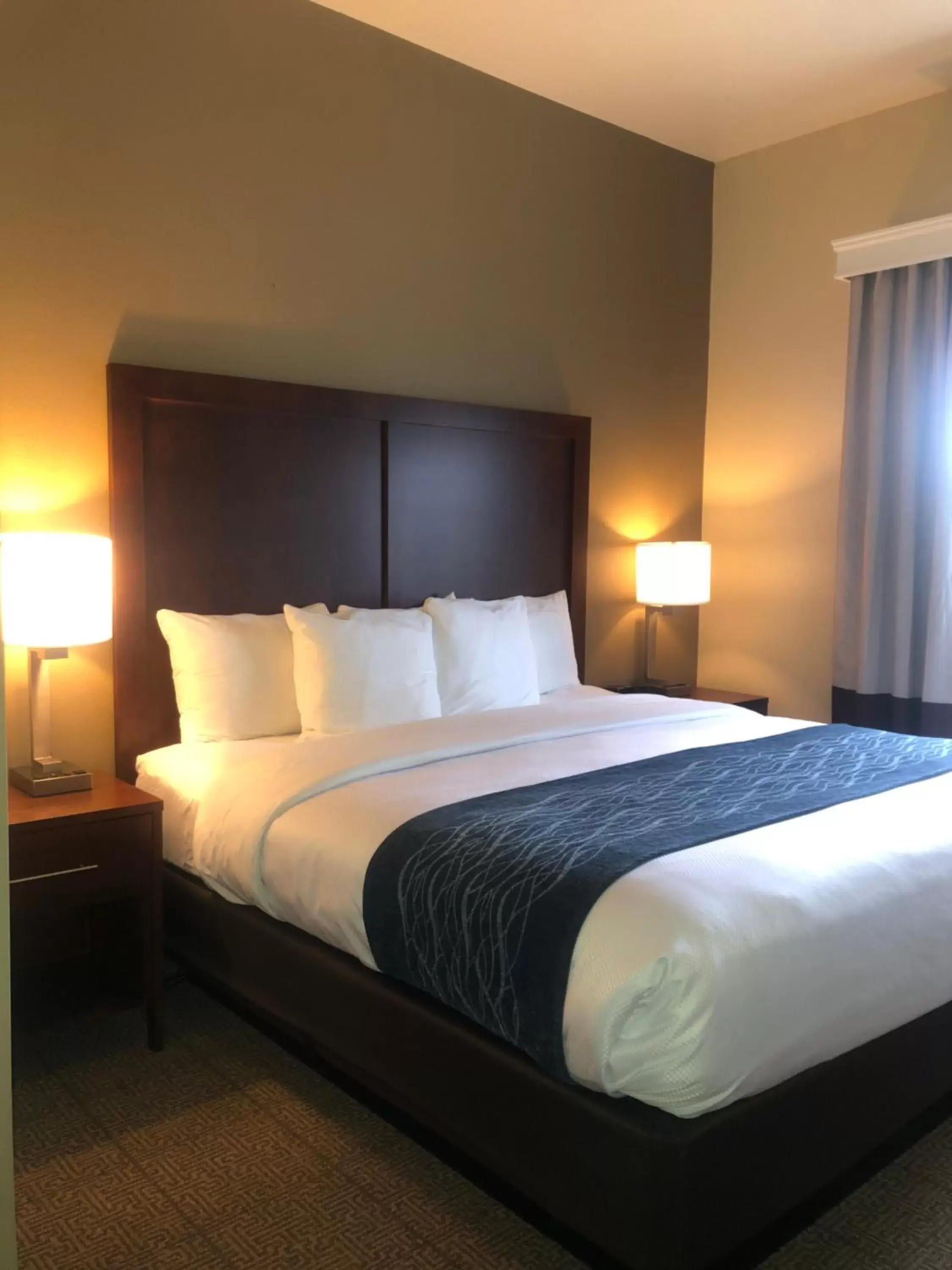 Bed in Comfort Inn & Suites Ukiah Mendocino County