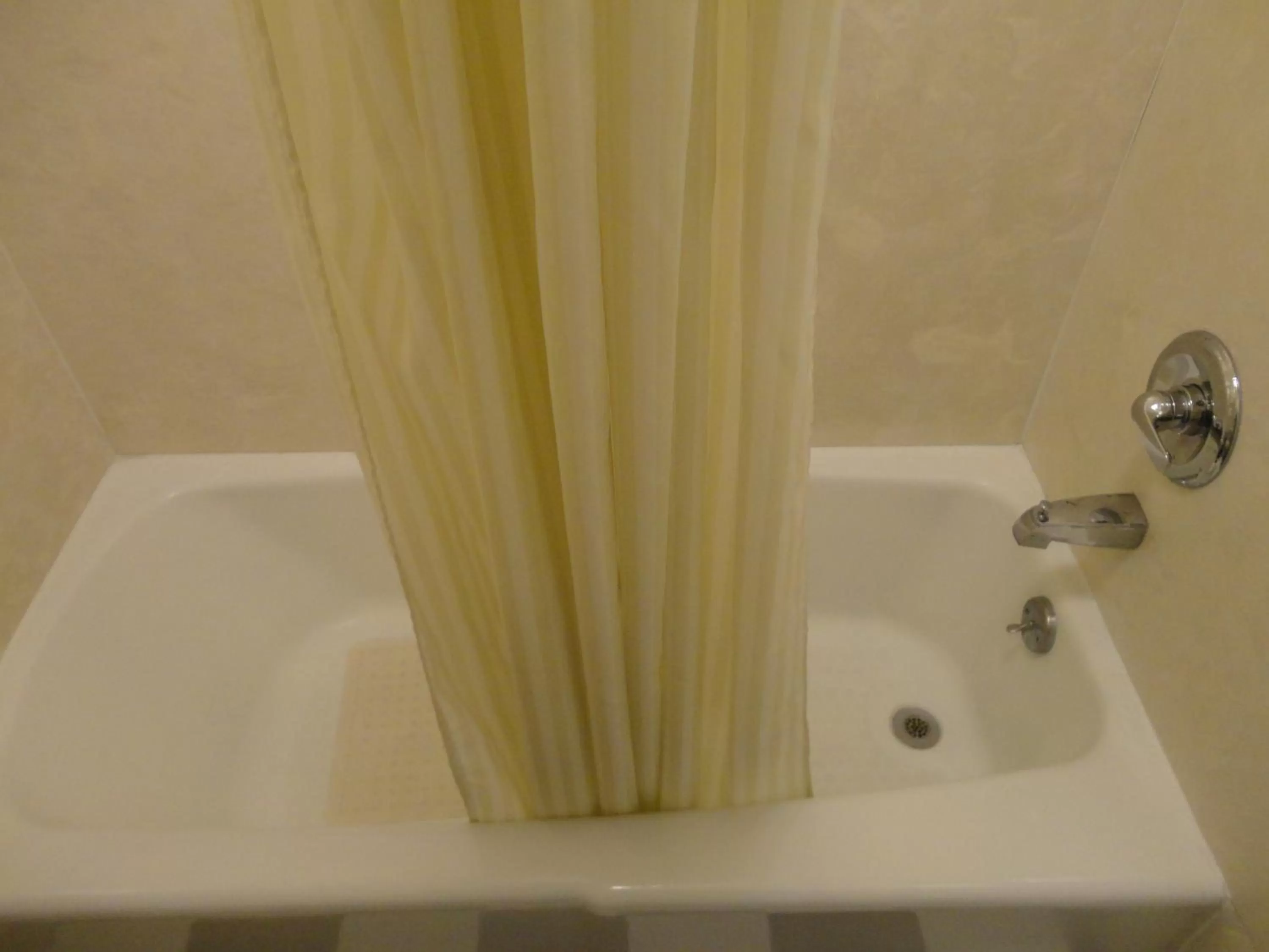 Bathroom in Imperial Inn Oakland