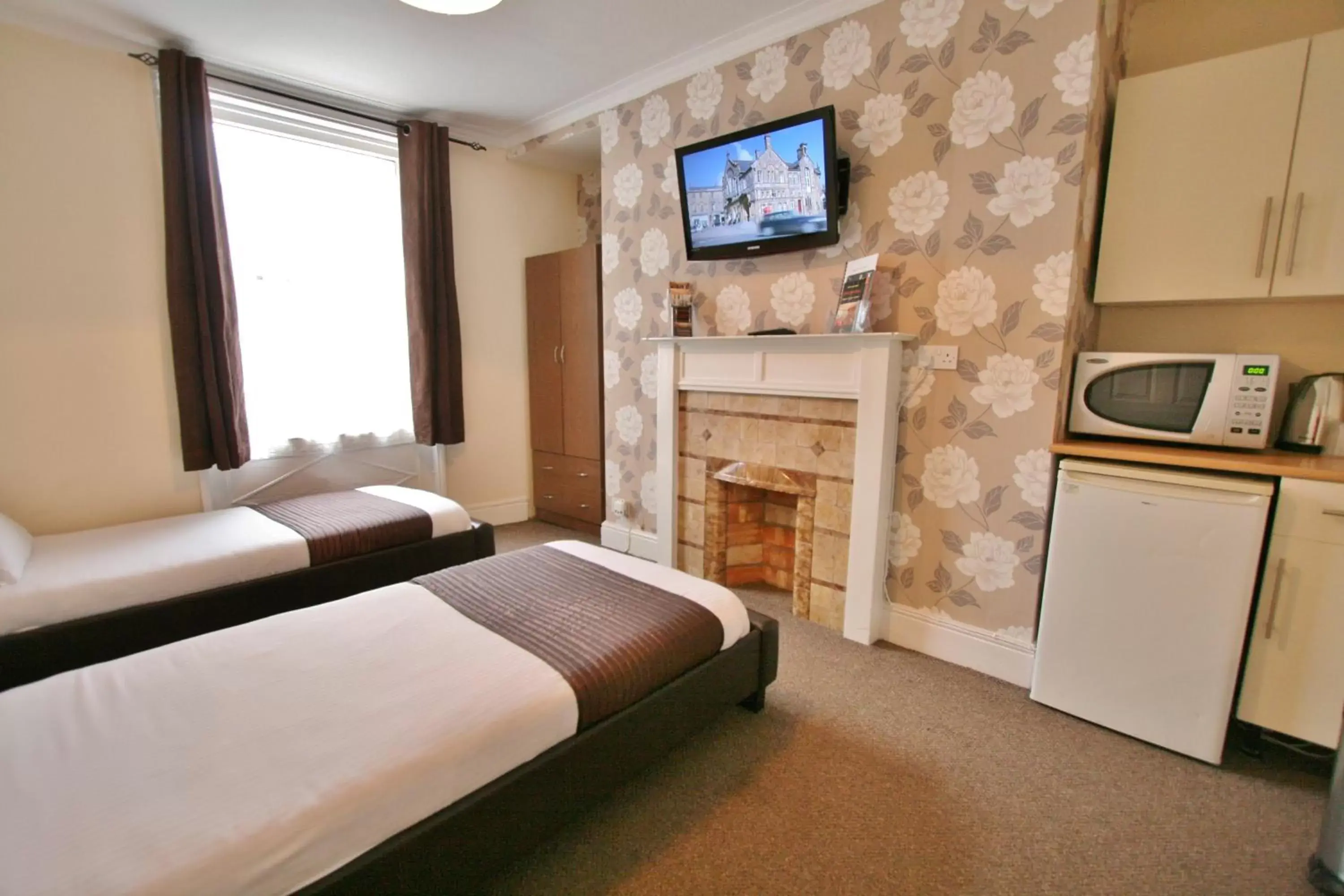 Bedroom, TV/Entertainment Center in Central Hotel Cheltenham by Roomsbooked