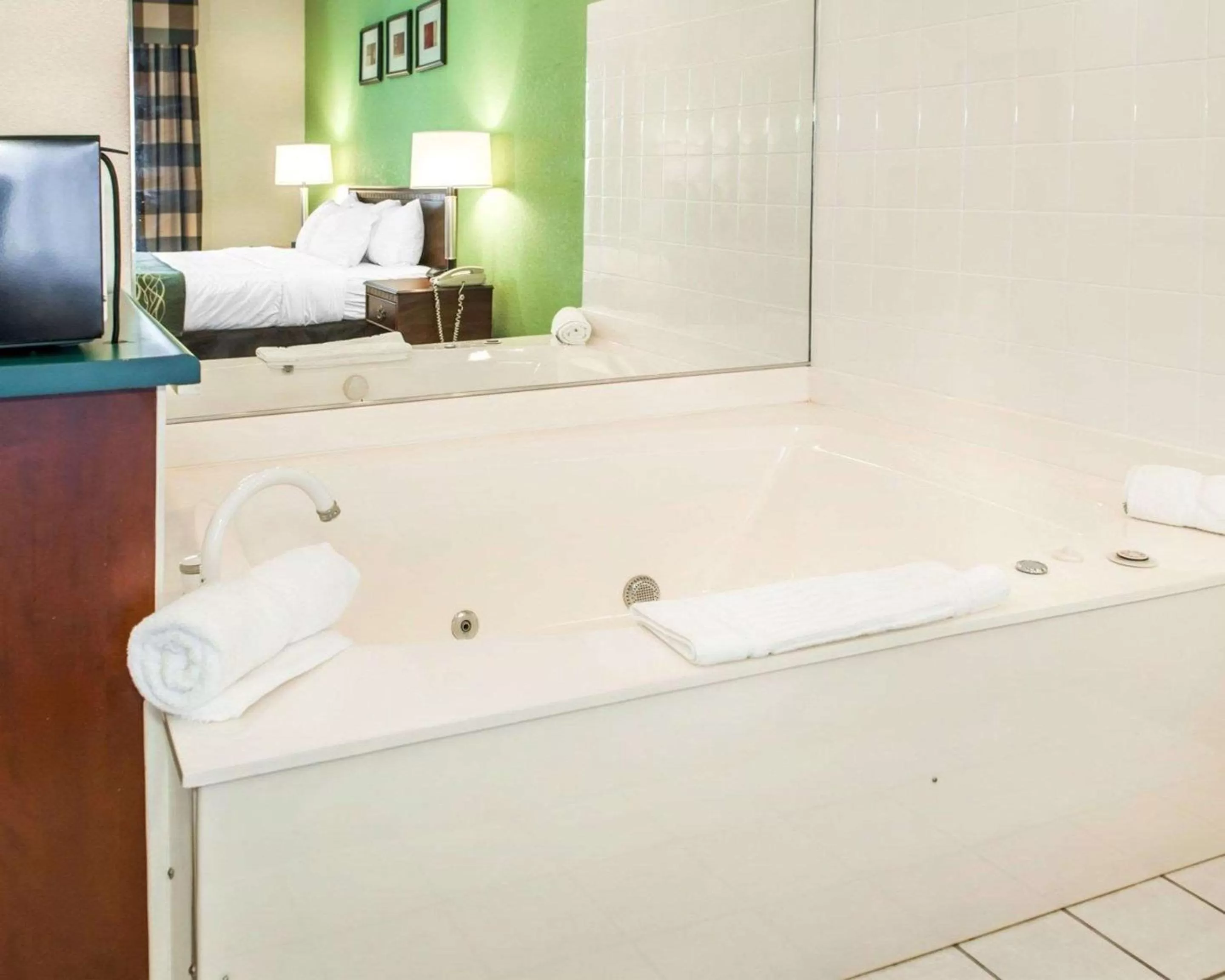 Photo of the whole room in Comfort Inn Goshen