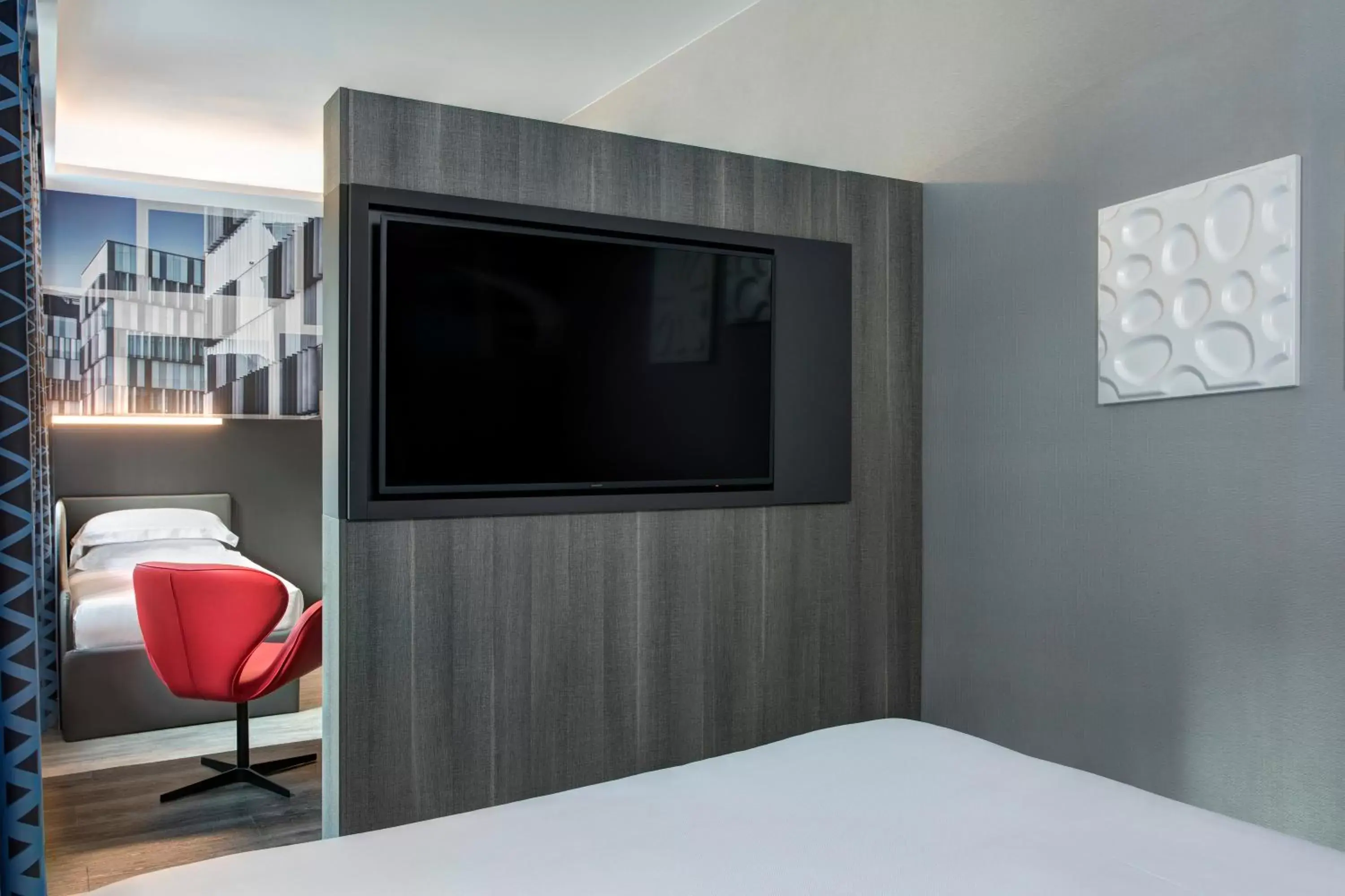 Bed, TV/Entertainment Center in iQ Hotel Milano