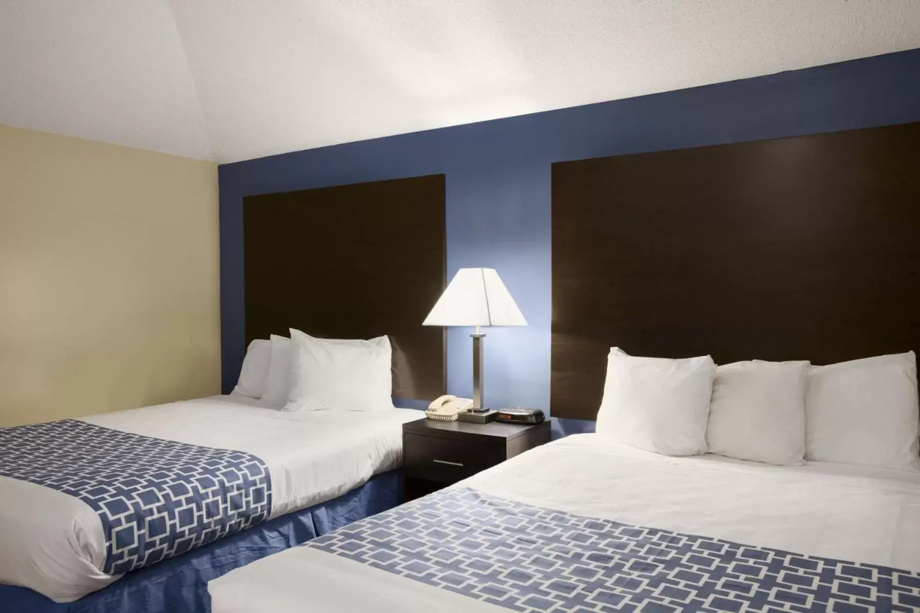 Bedroom, Bed in Days Inn & Suites by Wyndham Cherry Hill - Philadelphia