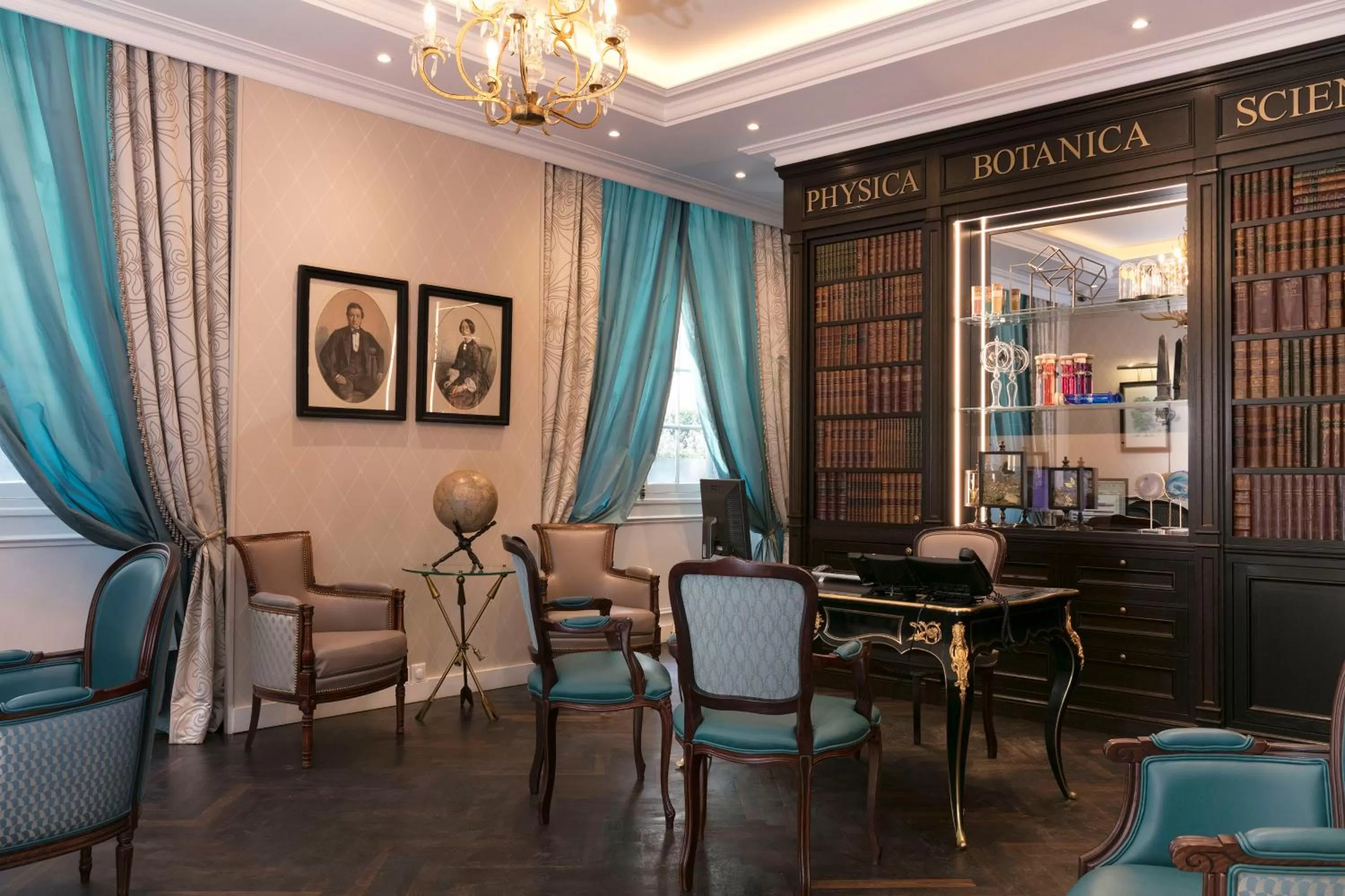 Lobby or reception in Hôtel Serotel Lutèce