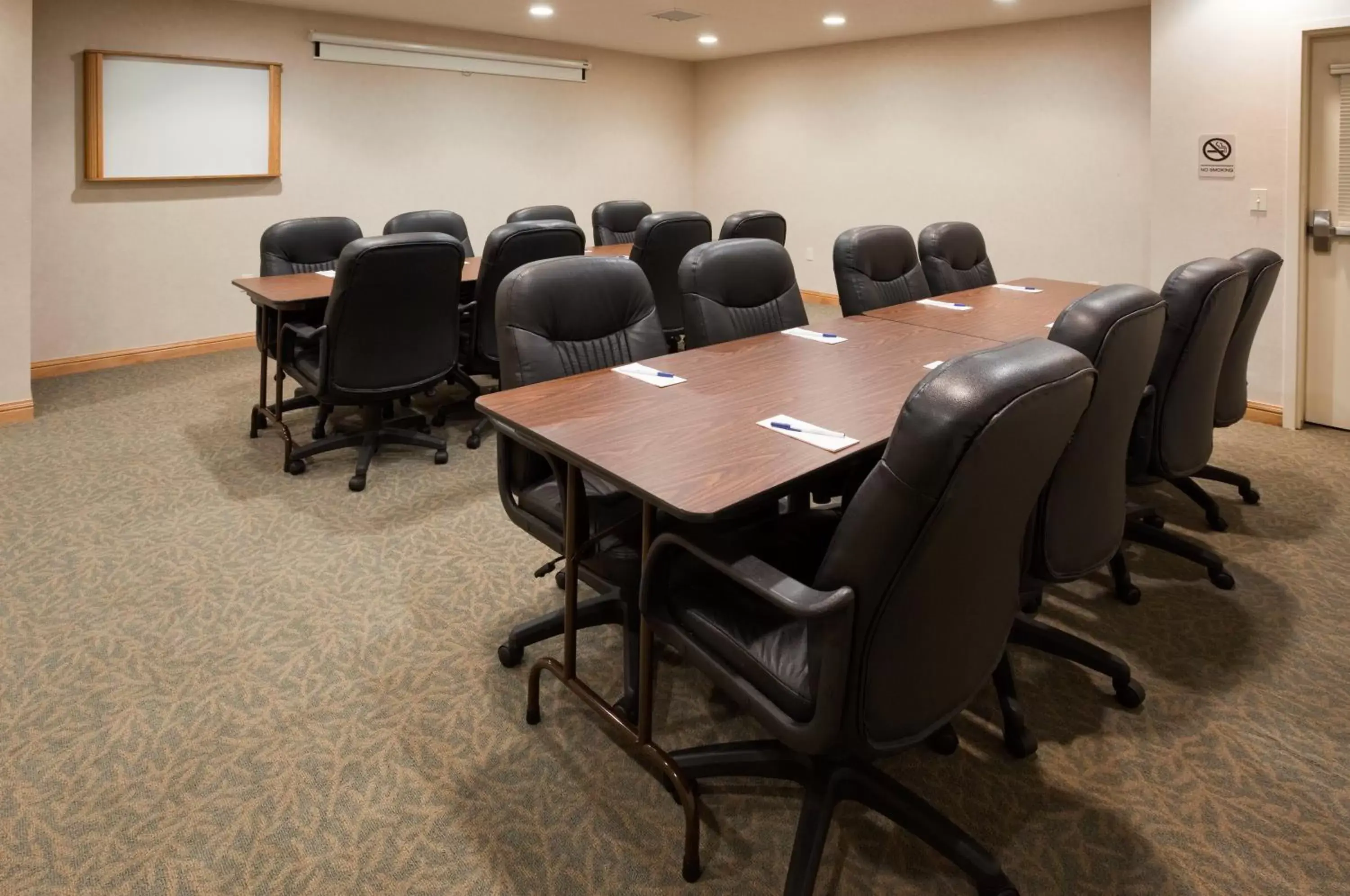 Meeting/conference room in Candlewood Suites Appleton, an IHG Hotel