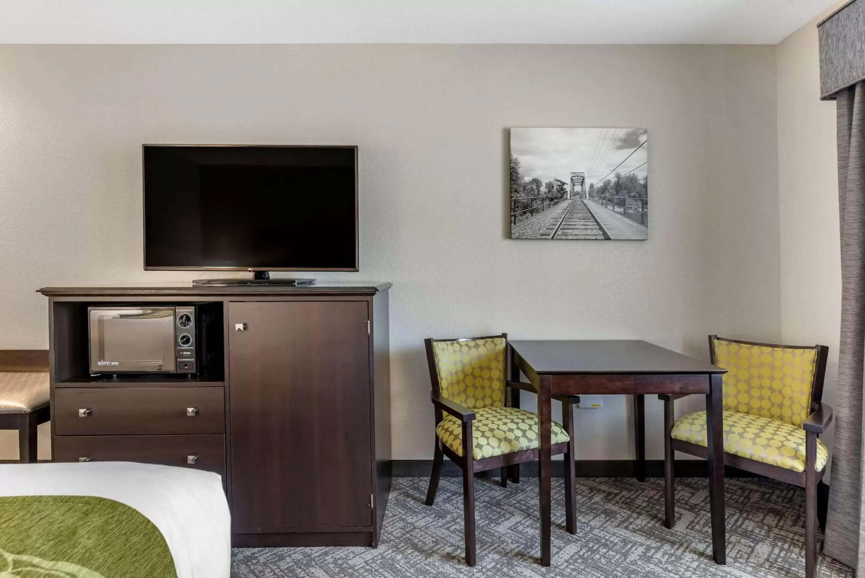 Photo of the whole room, TV/Entertainment Center in Comfort Inn & Suites Tualatin - Lake Oswego South