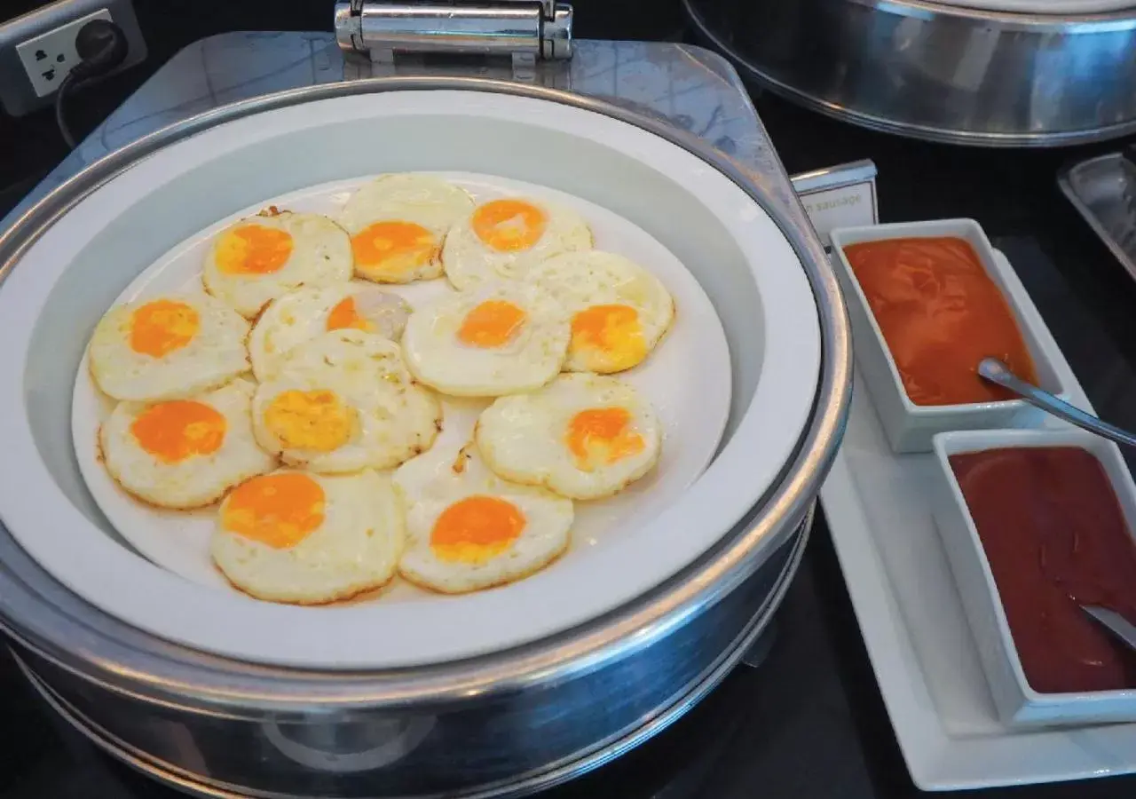 Breakfast, Food in Kingston Suites Bangkok