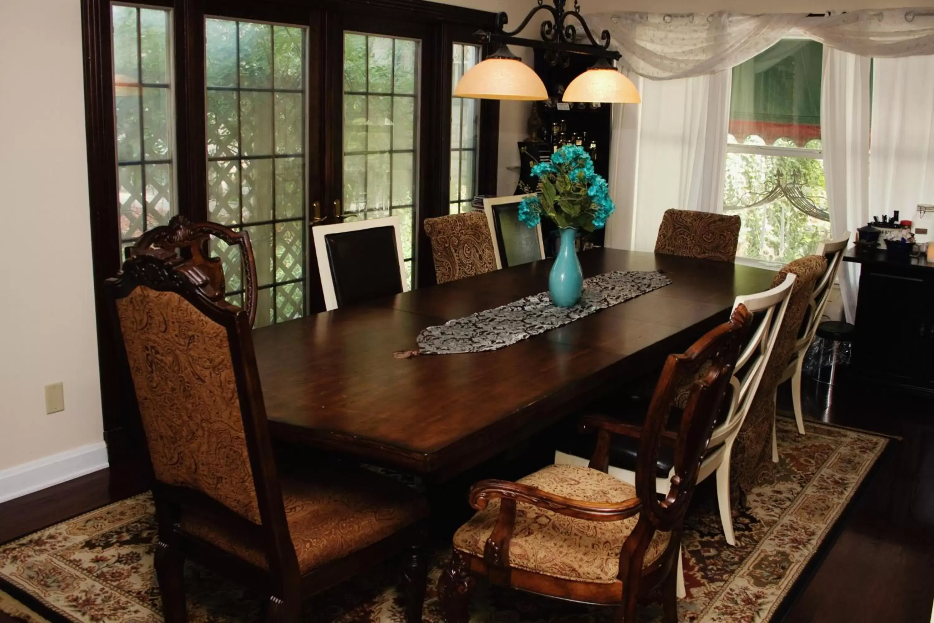 Photo of the whole room, Dining Area in Woodstock Inn Bed & Breakfast