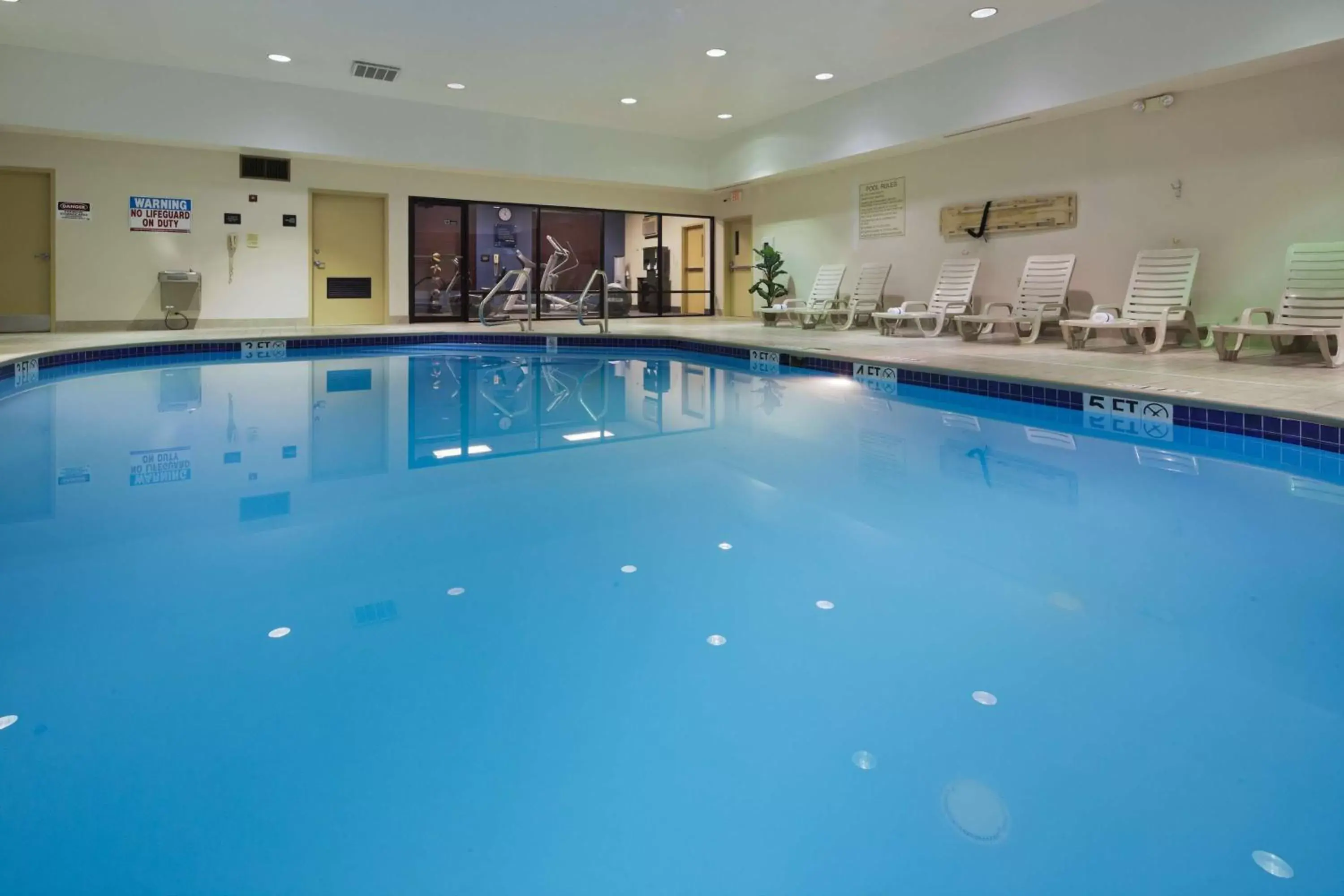 Pool view, Swimming Pool in Hampton Inn Youngstown-North