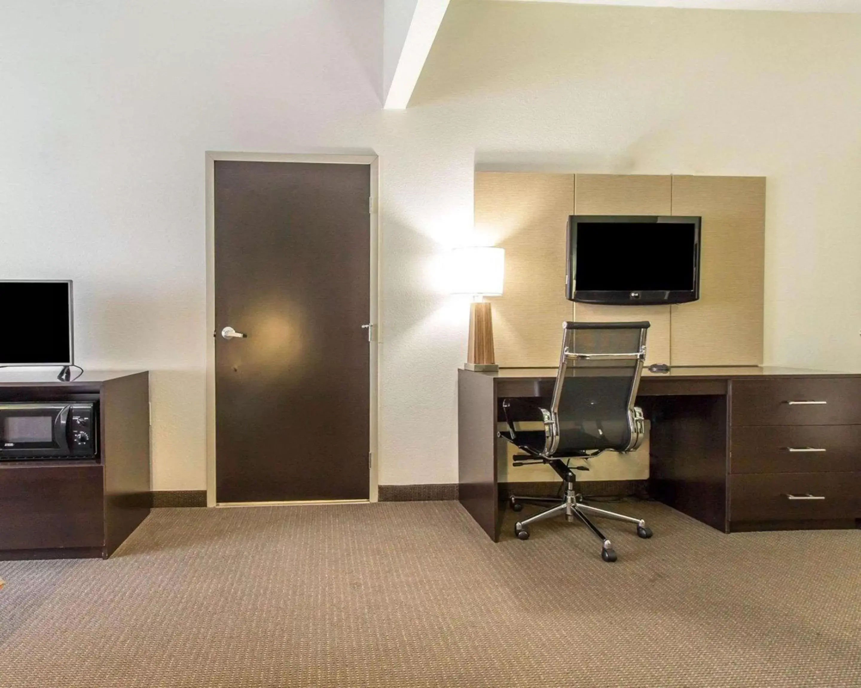 Photo of the whole room, TV/Entertainment Center in Sleep Inn & Suites Middlesboro