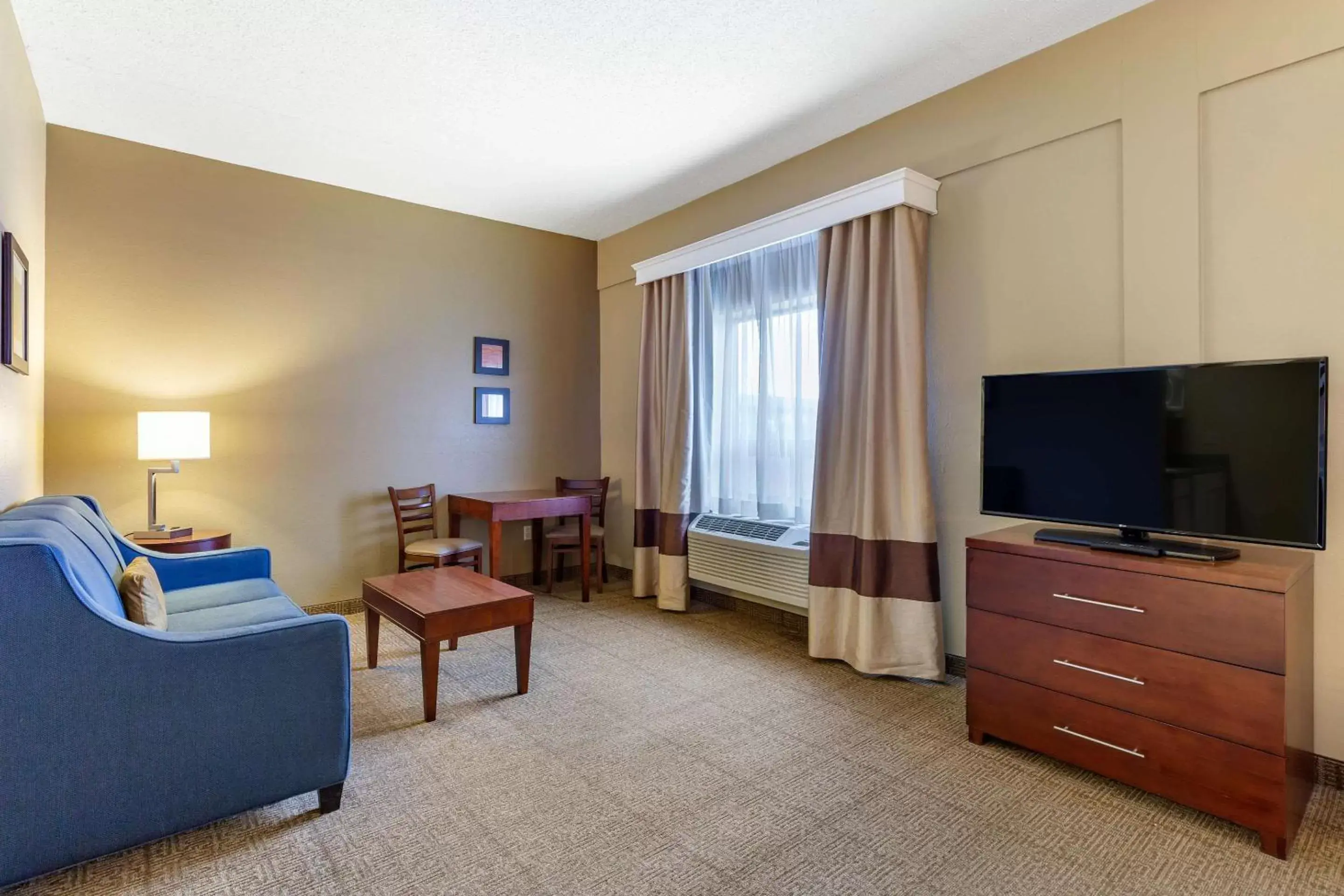 Photo of the whole room, TV/Entertainment Center in Comfort Inn Martinsburg