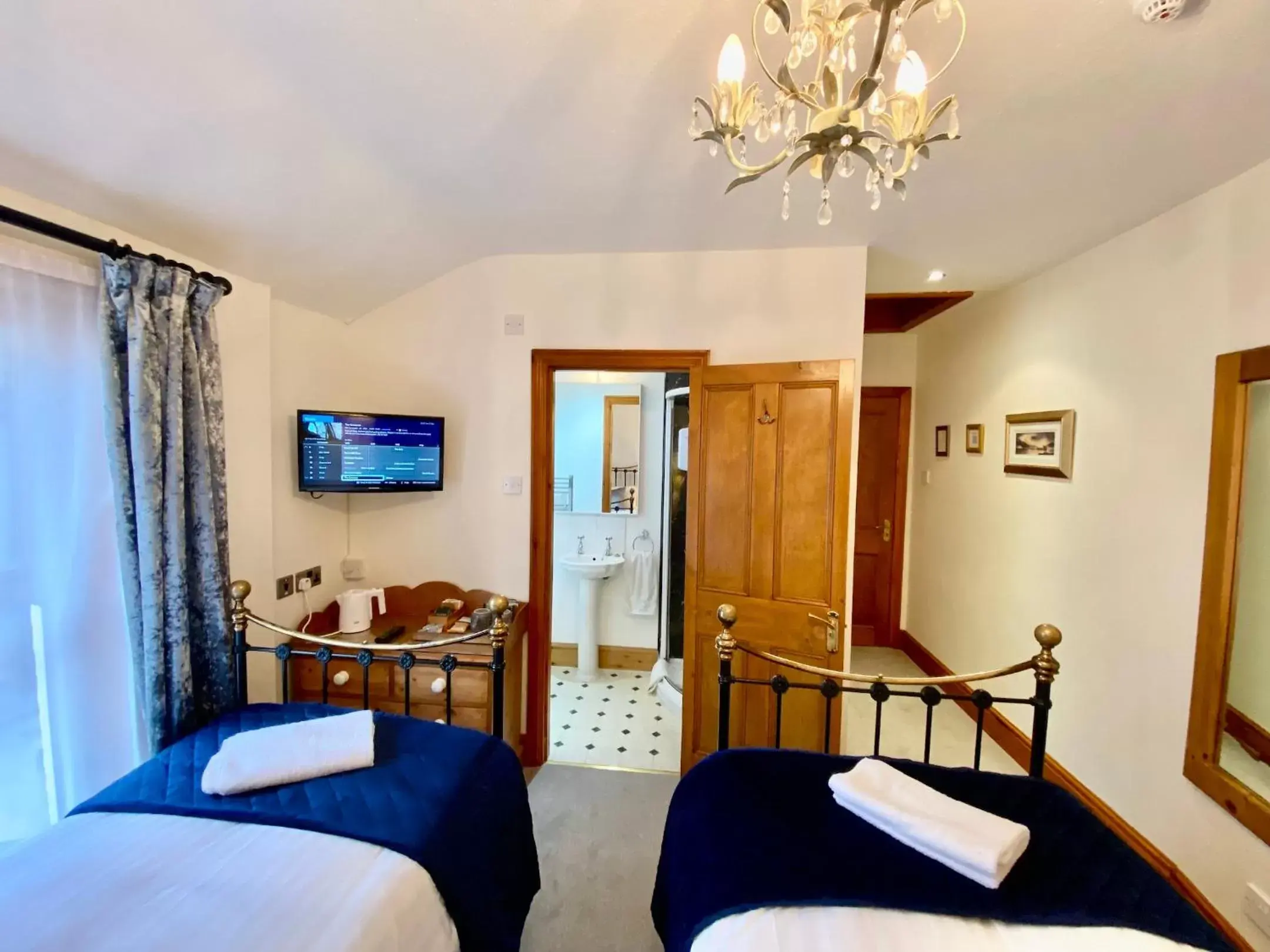 Bed, TV/Entertainment Center in Elm Tree Lodge