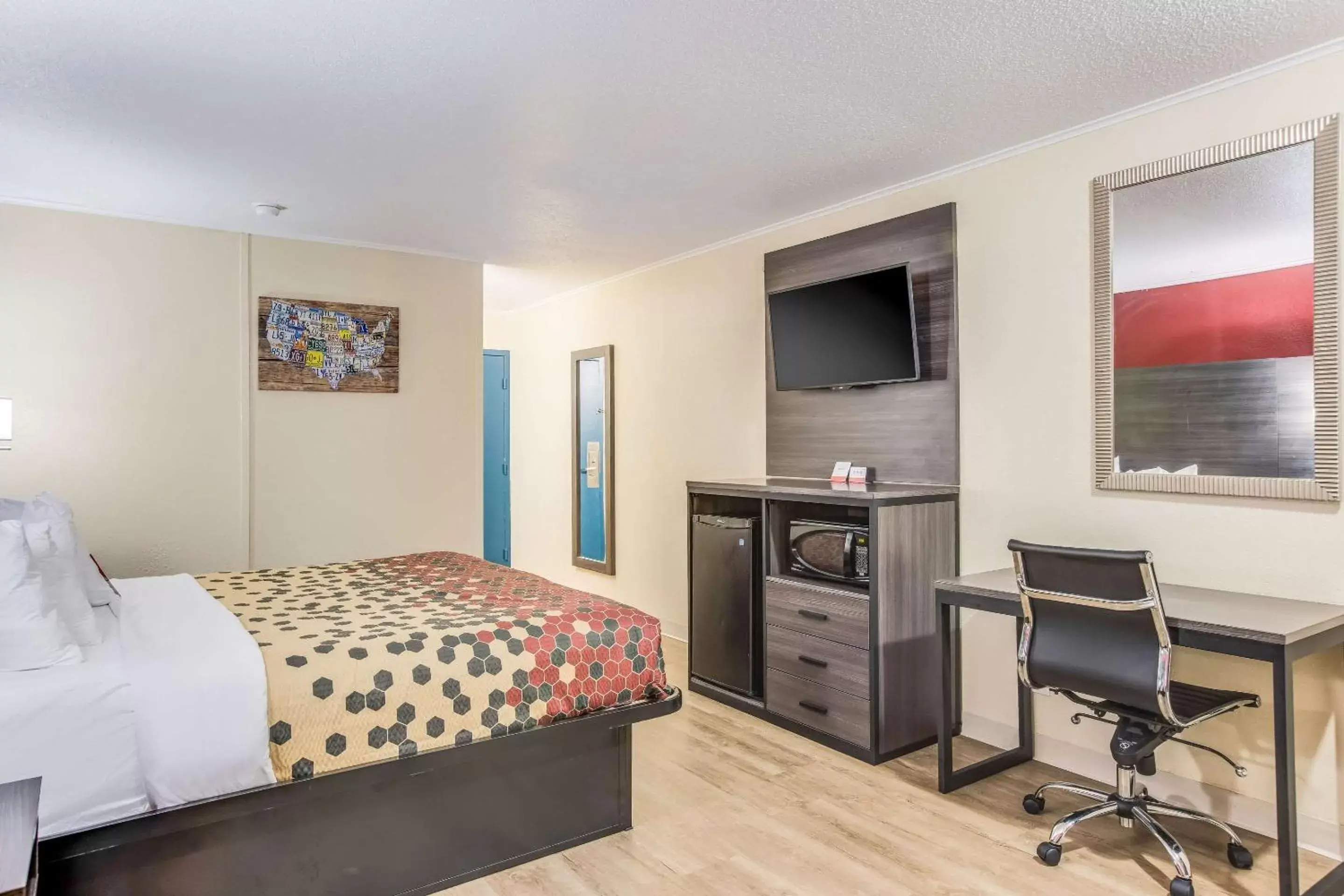 Photo of the whole room, TV/Entertainment Center in Econo Lodge Garden City