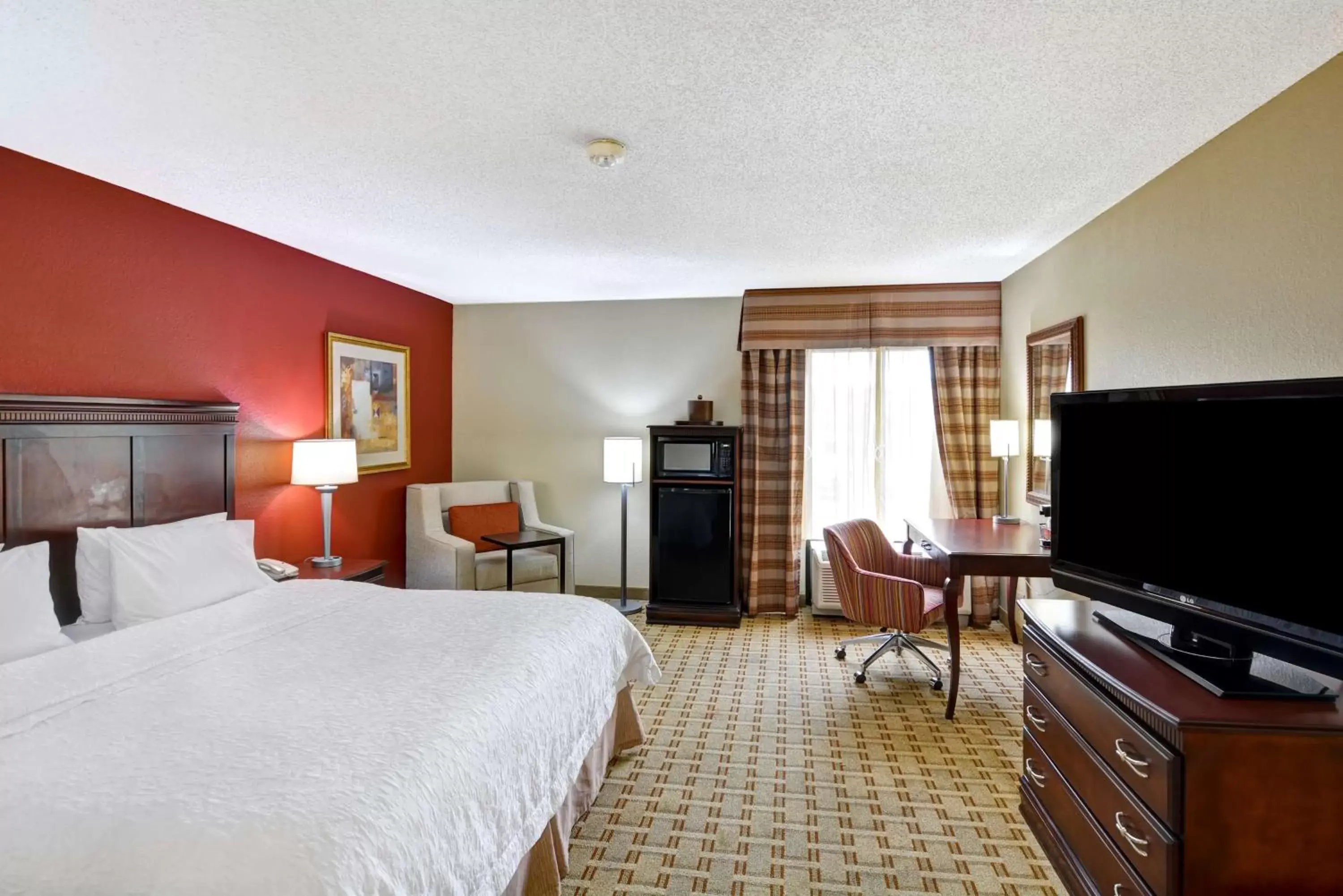 Bedroom, TV/Entertainment Center in Hampton Inn Jacksonville - I-95 Central