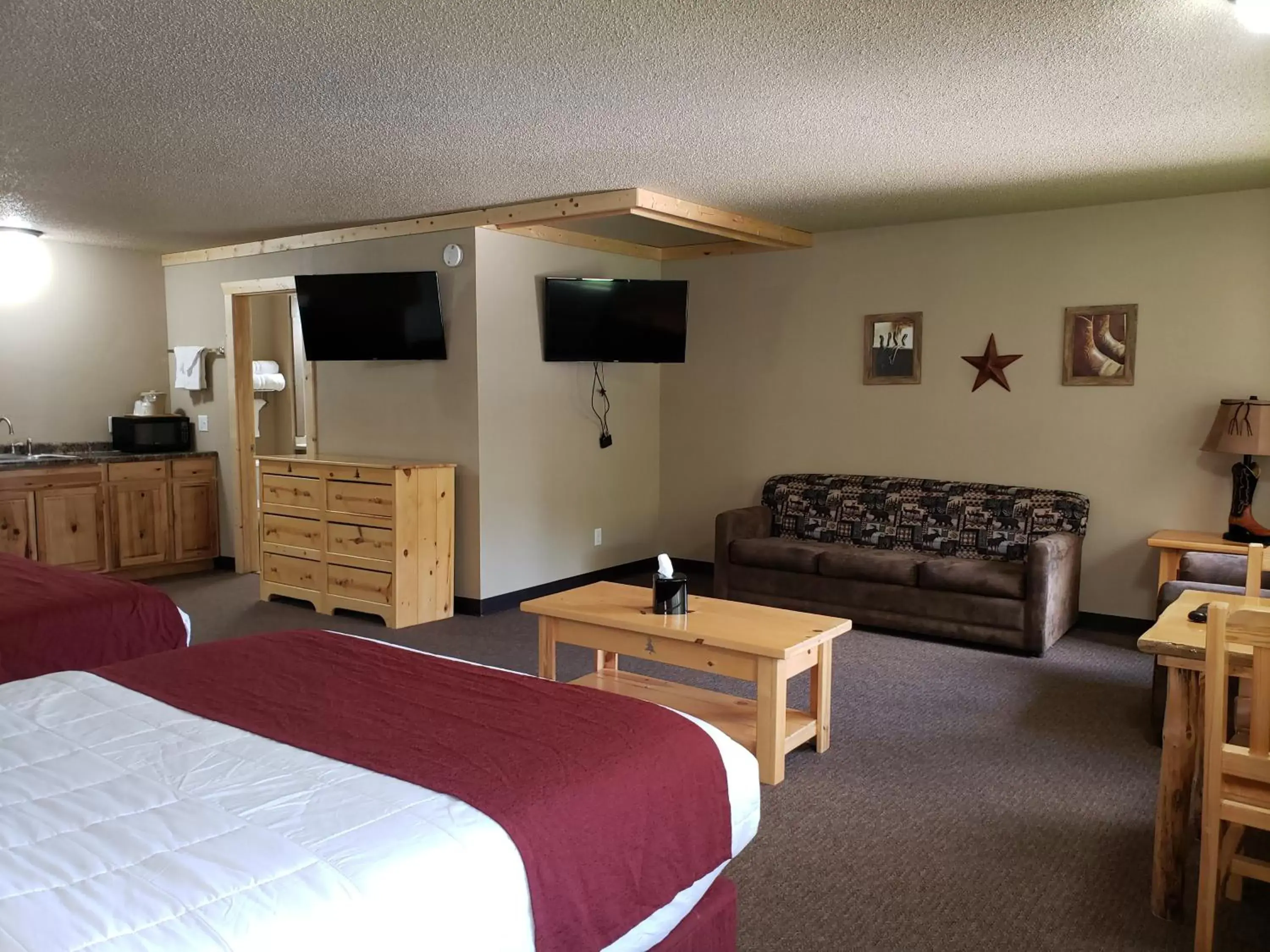 Photo of the whole room, TV/Entertainment Center in Woodside Dells Hotel & Suites