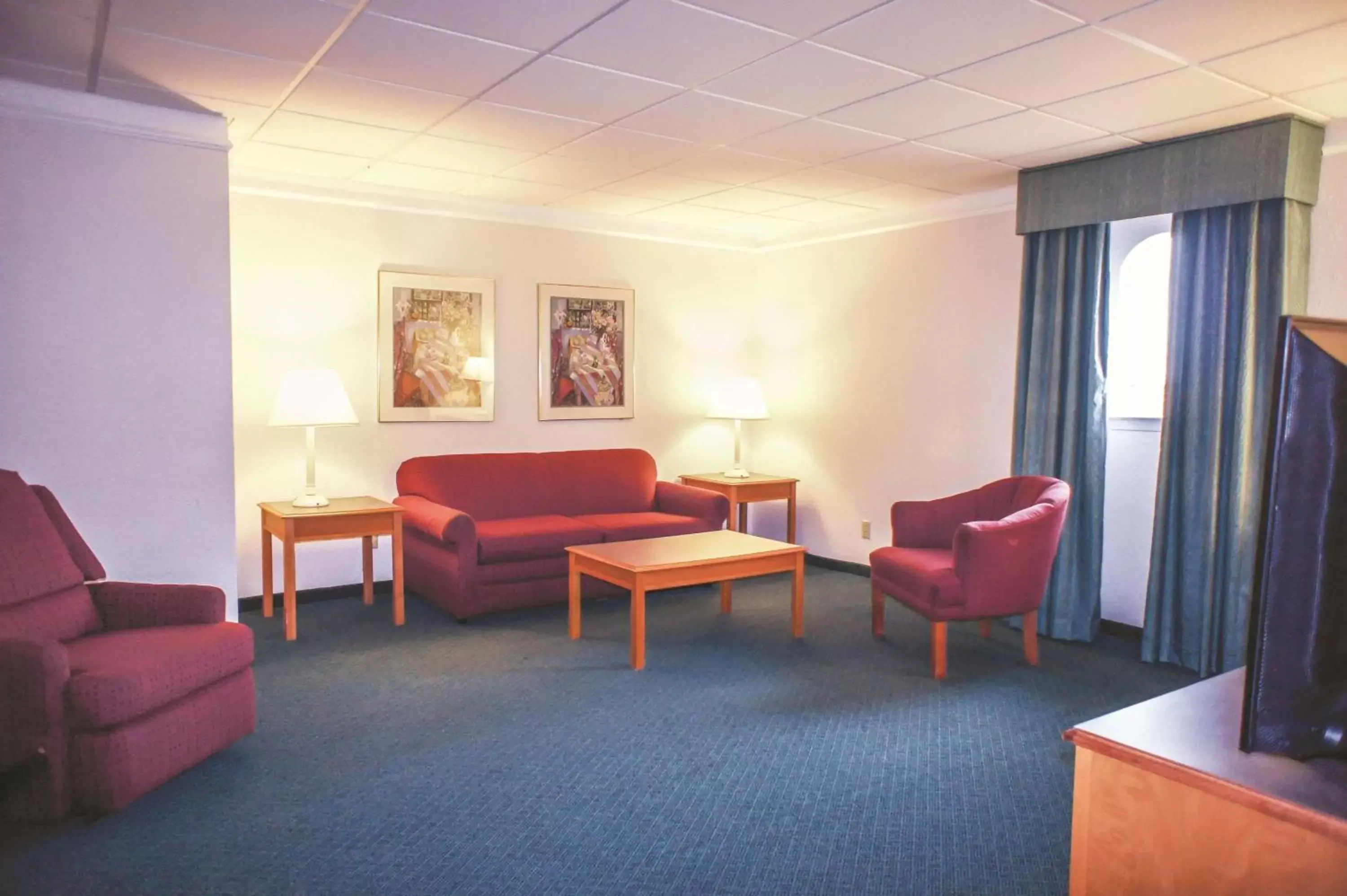 Photo of the whole room, Seating Area in La Quinta Inn by Wyndham Moline Airport
