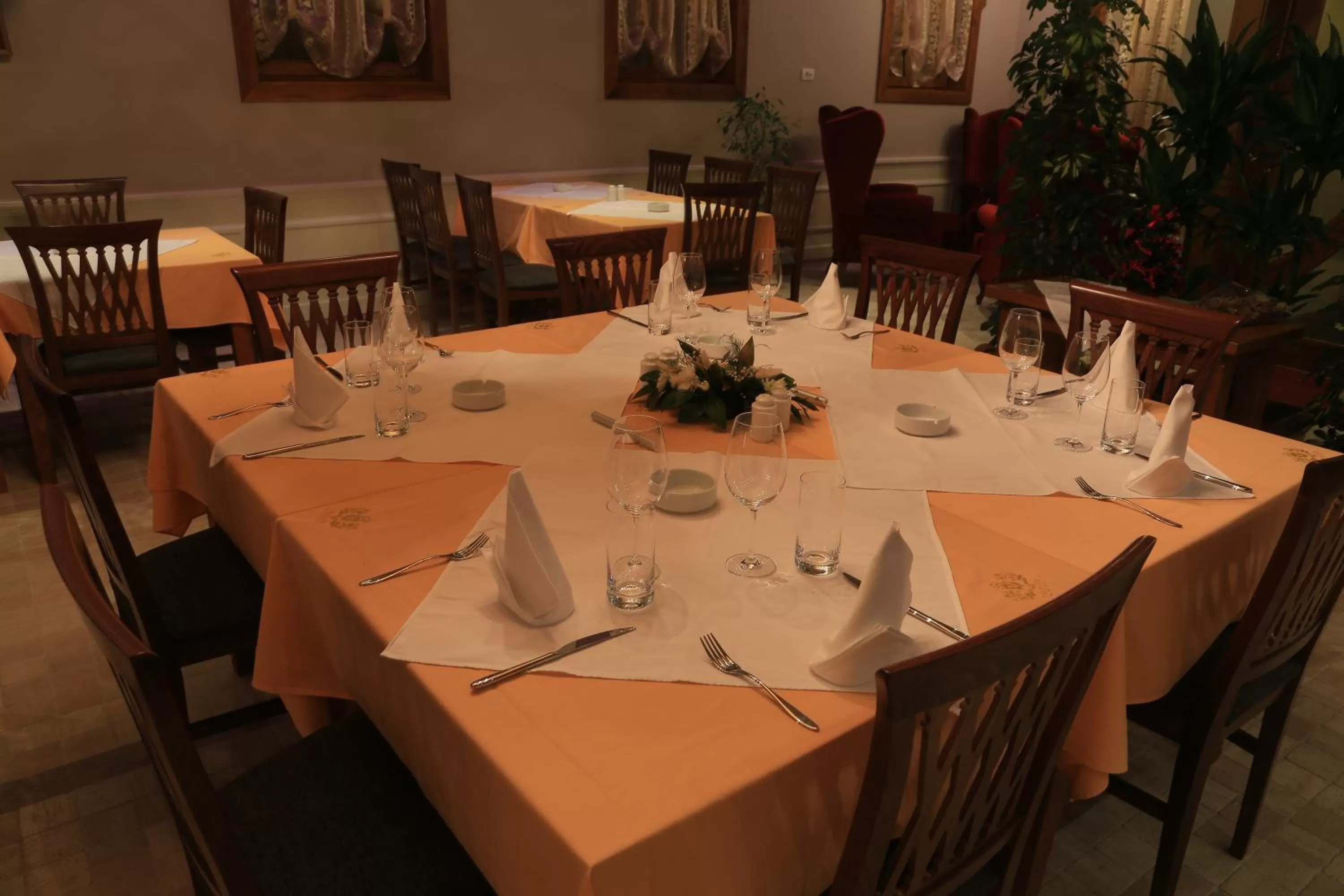 Restaurant/Places to Eat in Hotel Village