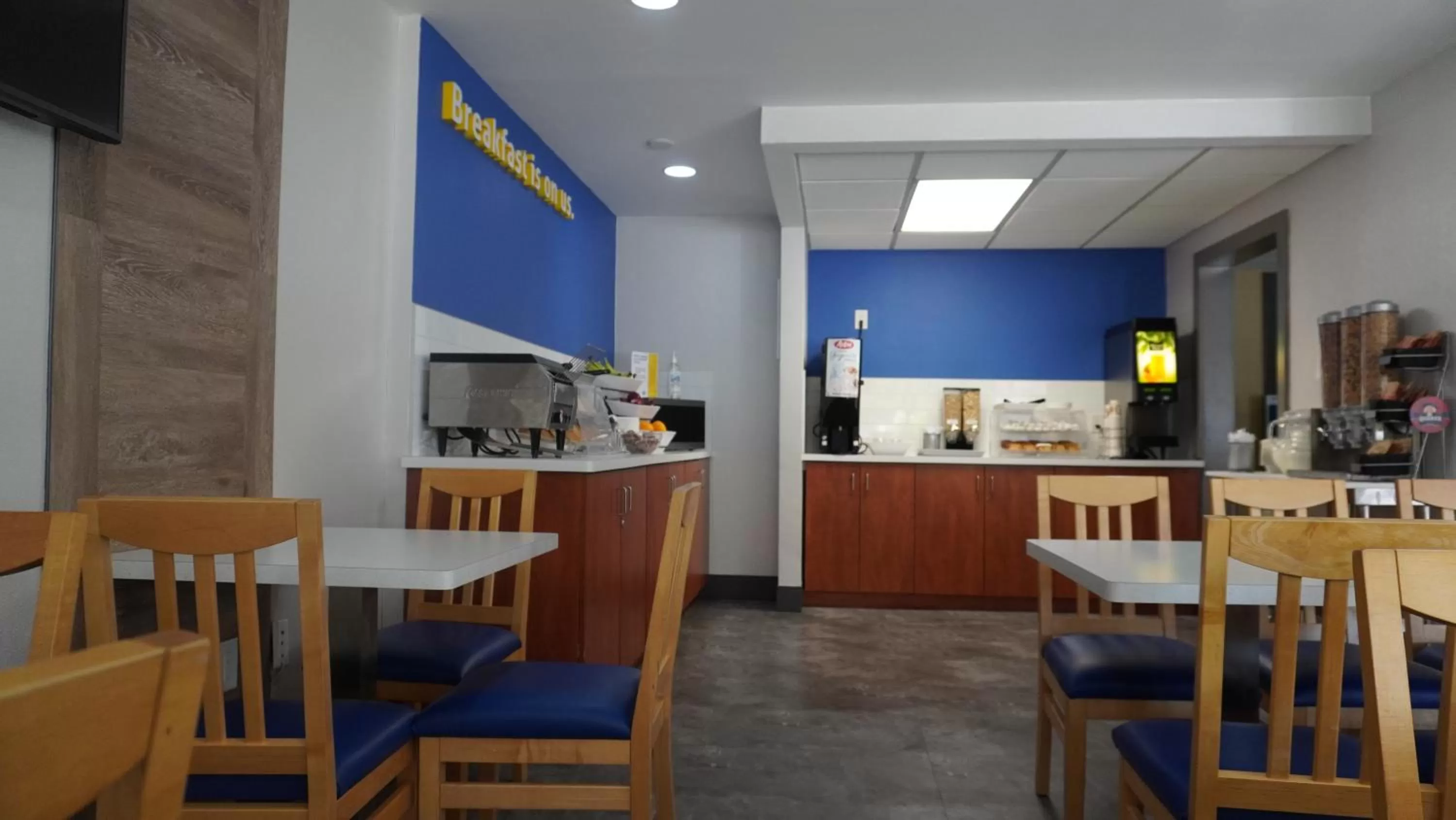 Restaurant/places to eat in Days Inn by Wyndham Niagara Falls Near The Falls