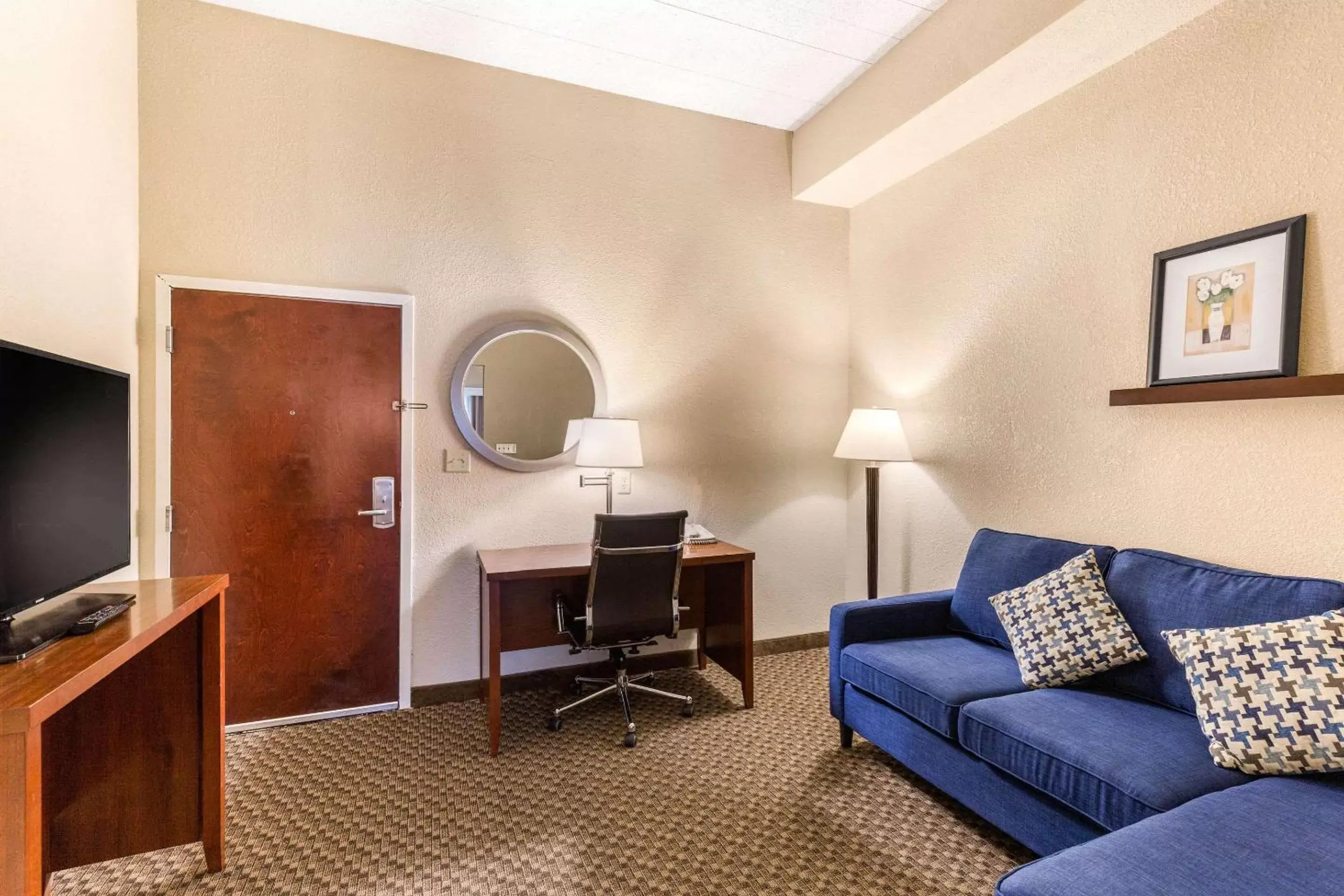 Bedroom, Seating Area in Comfort Suites Columbia Gateway