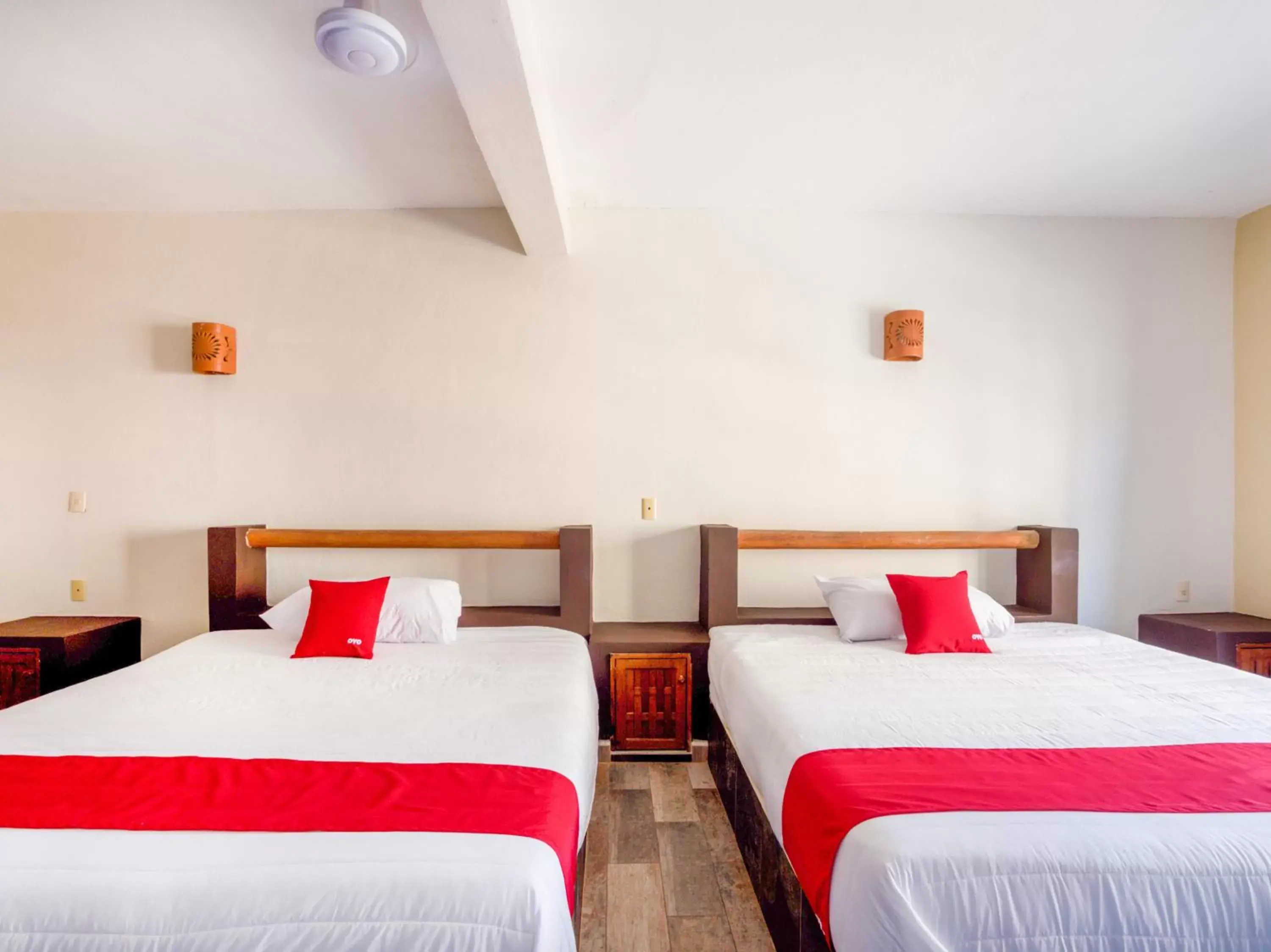 Photo of the whole room, Bed in OYO Hotel Posada Lys, Zihuatanejo