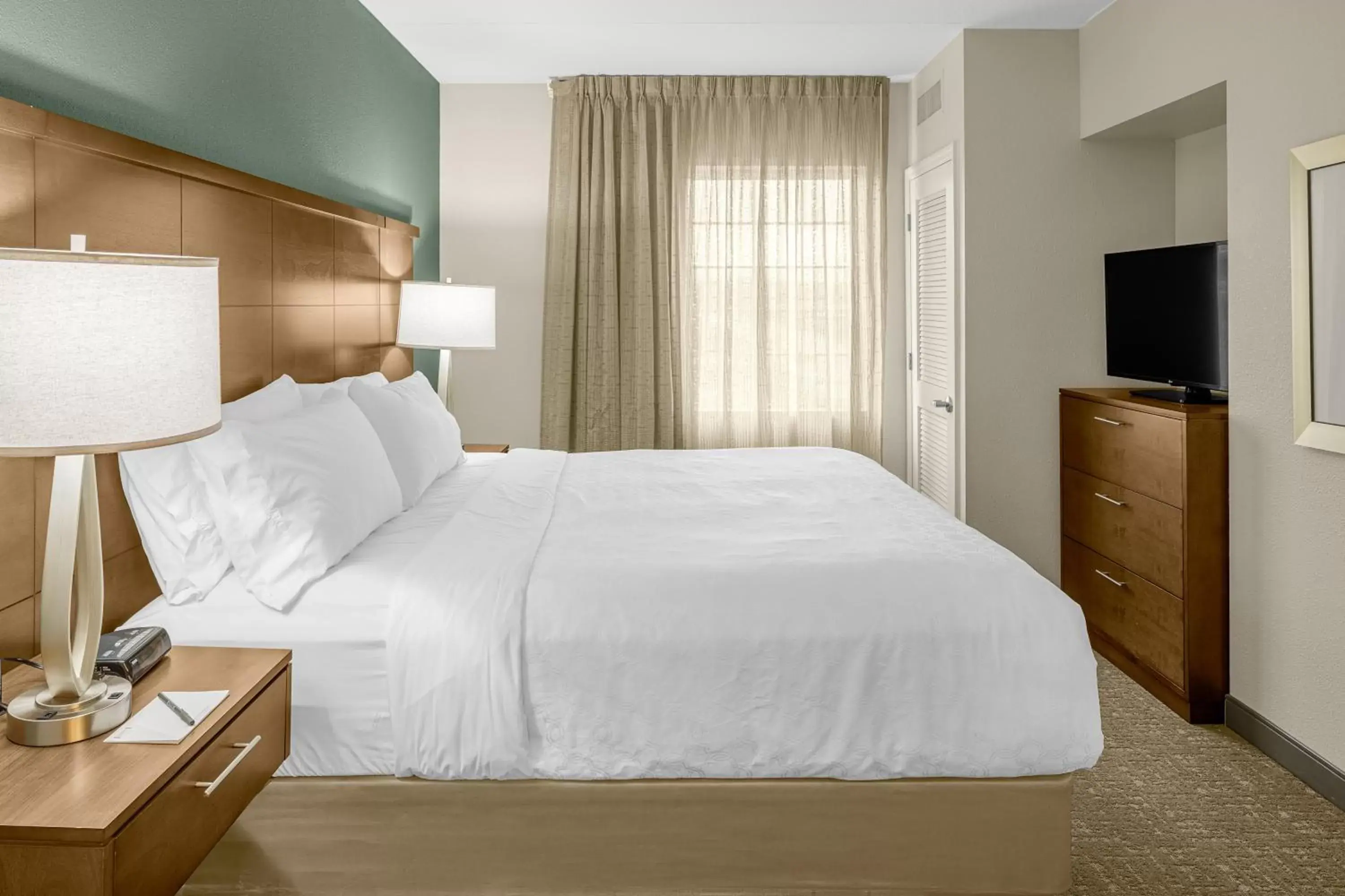 Photo of the whole room, Bed in Staybridge Suites Chattanooga-Hamilton Place, an IHG Hotel