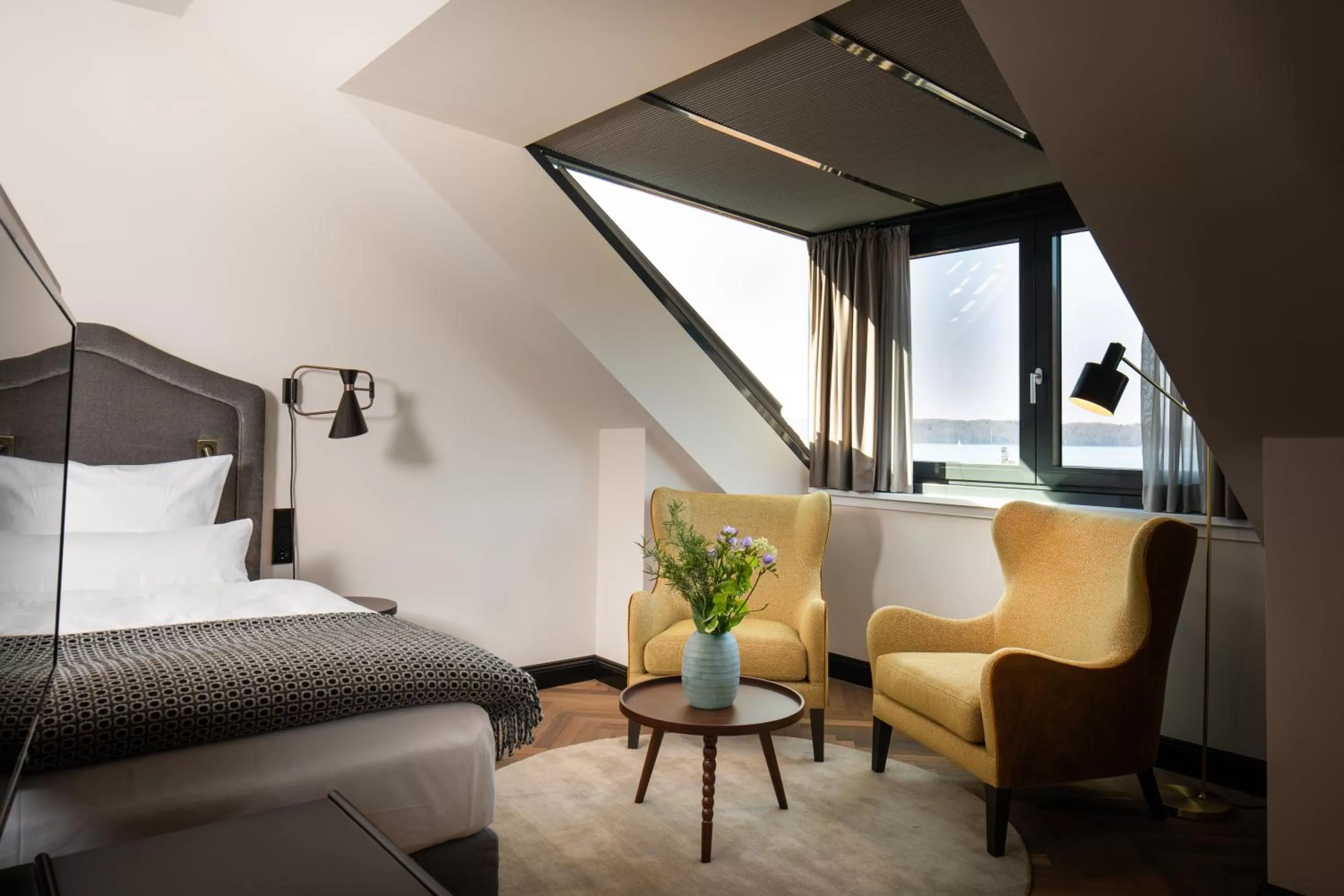 Photo of the whole room in Das James