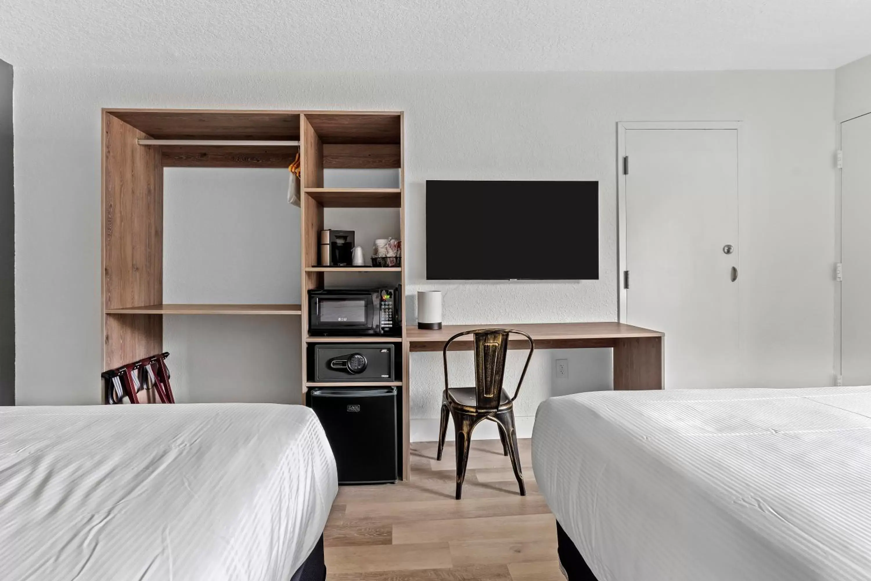 Bedroom, TV/Entertainment Center in Developer Inn & Suites Airport JAX