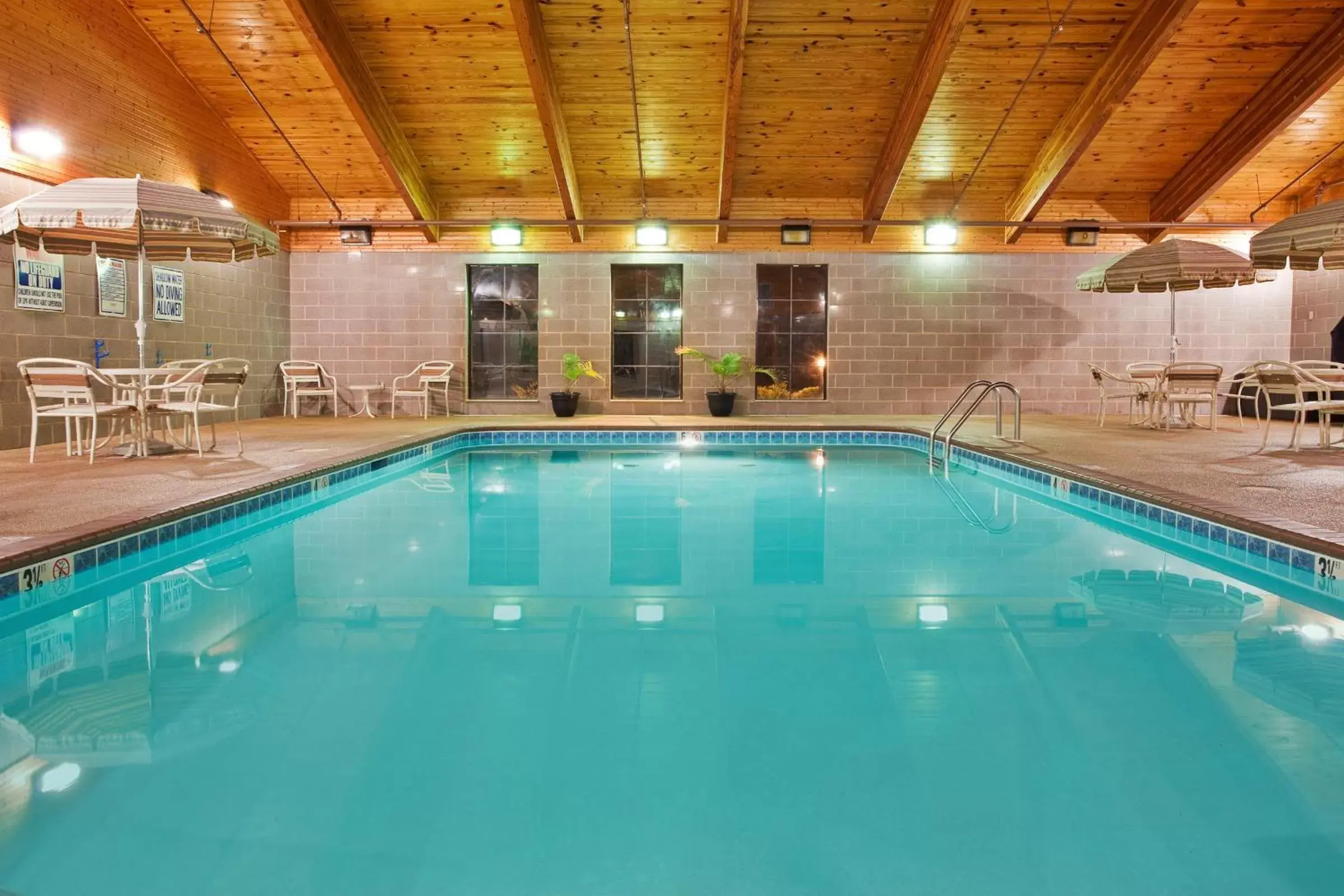 Swimming Pool in Country Inn & Suites by Radisson, Jonesborough-Johnson City West, TN