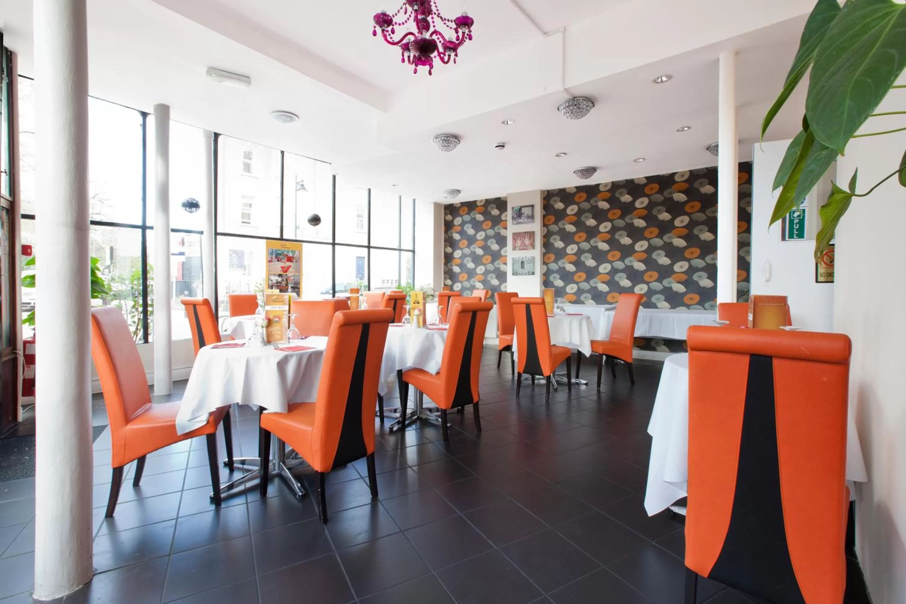 Restaurant/places to eat in Islington Inn