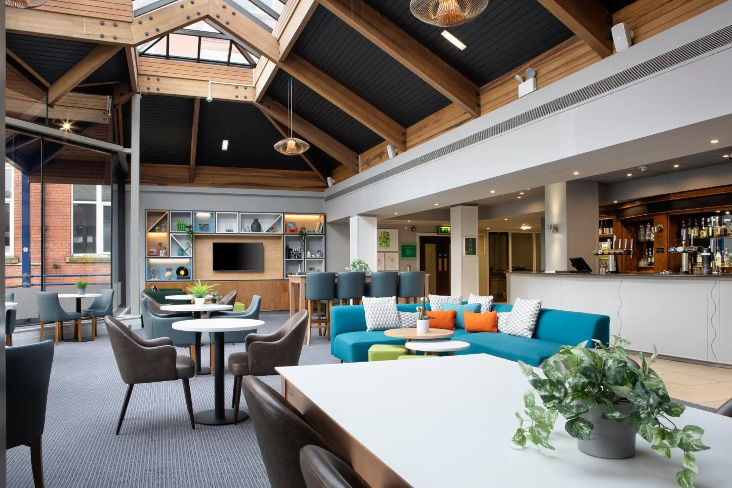 Lounge or bar in Holiday Inn Bolton Centre by IHG