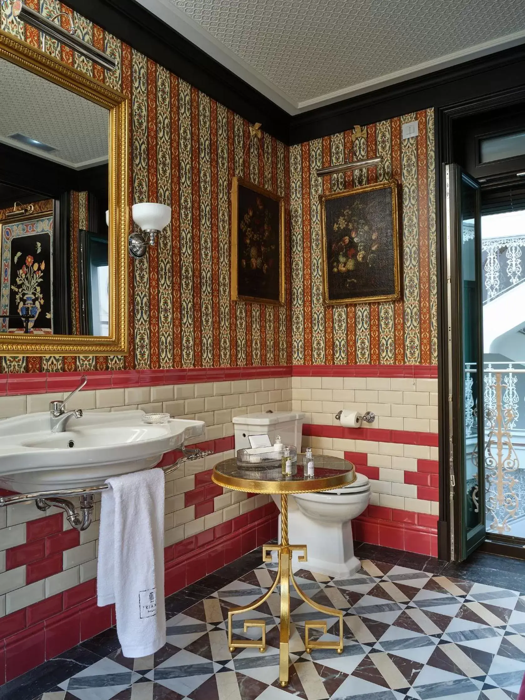 Bathroom, Restaurant/Places to Eat in Hotel Boutique Triana House
