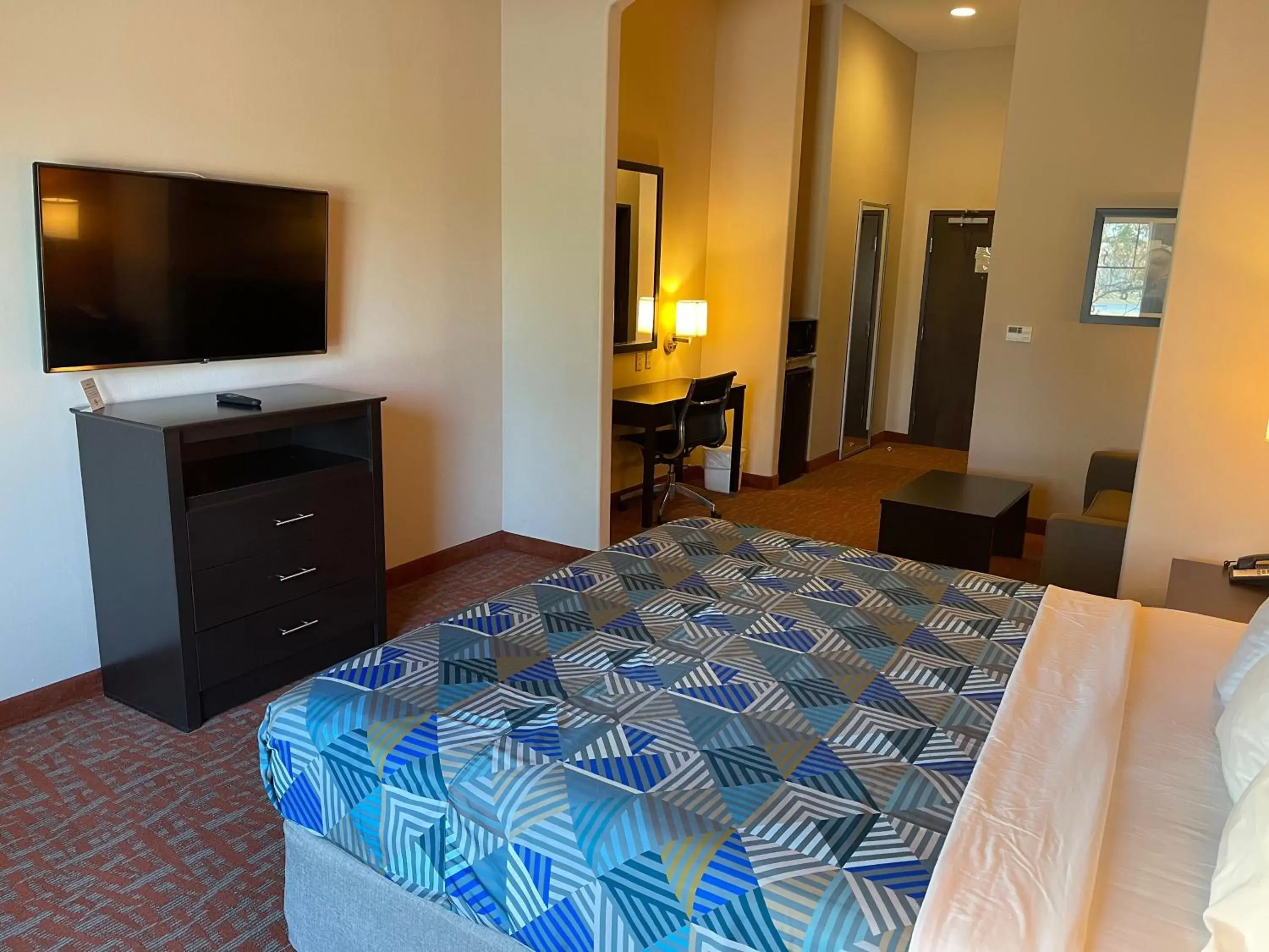 Photo of the whole room, Bed in Super 6 Inn & Suites