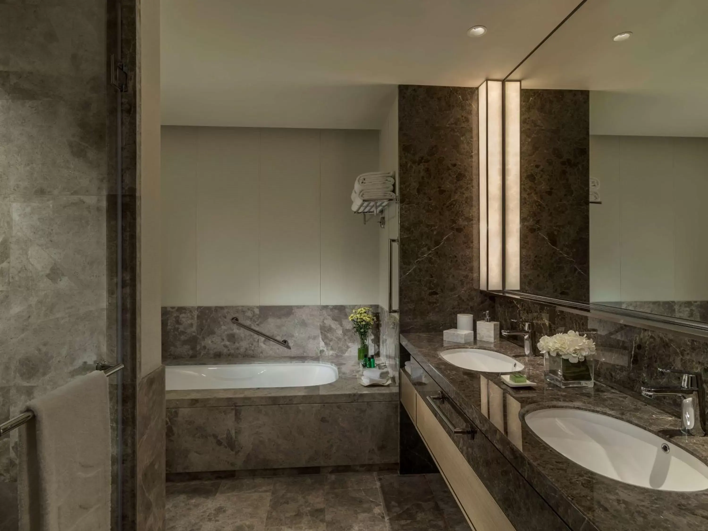 Photo of the whole room, Bathroom in Shangri-La Colombo
