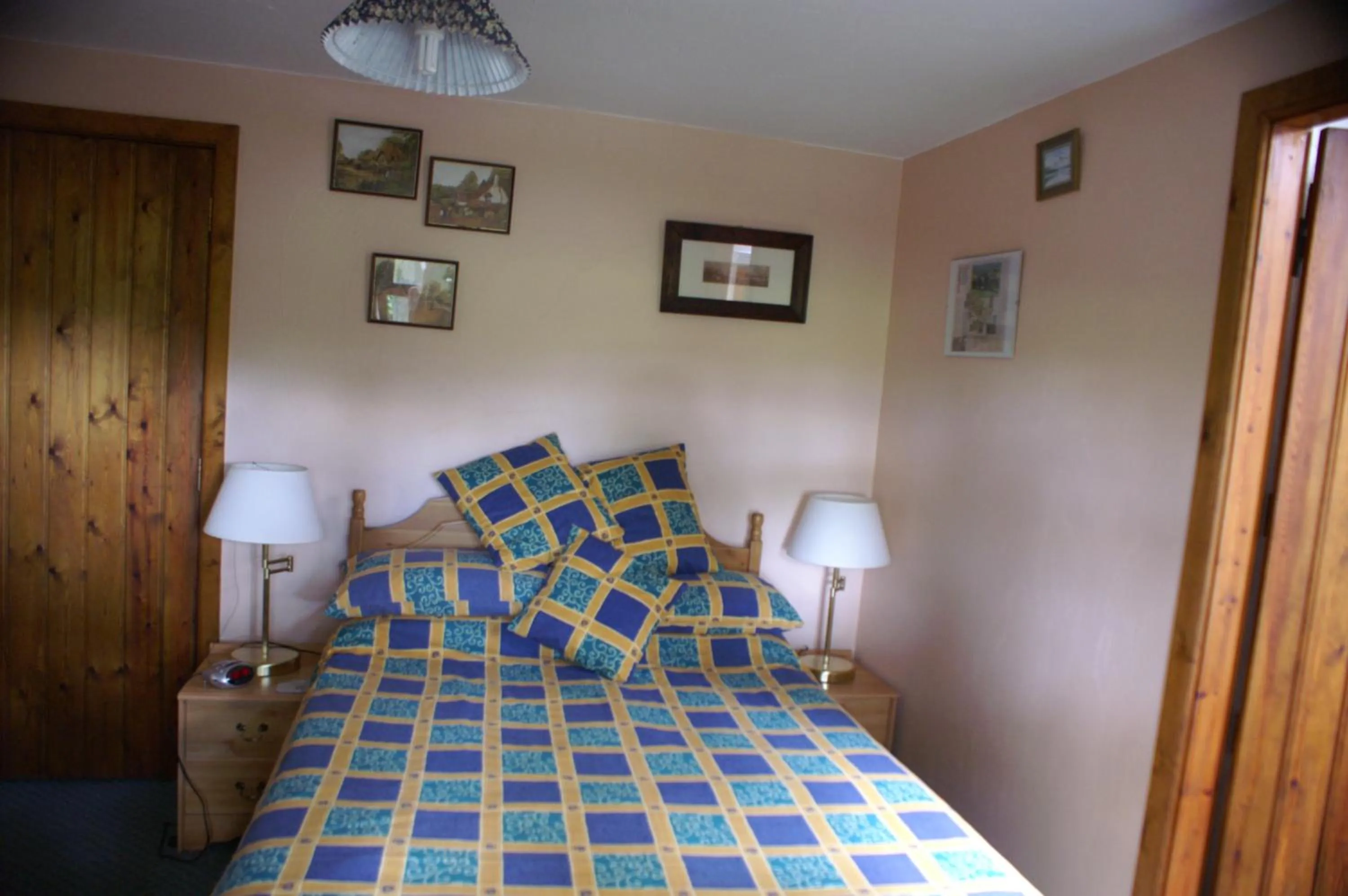 Bedroom, Bed in Middle Flass Lodge