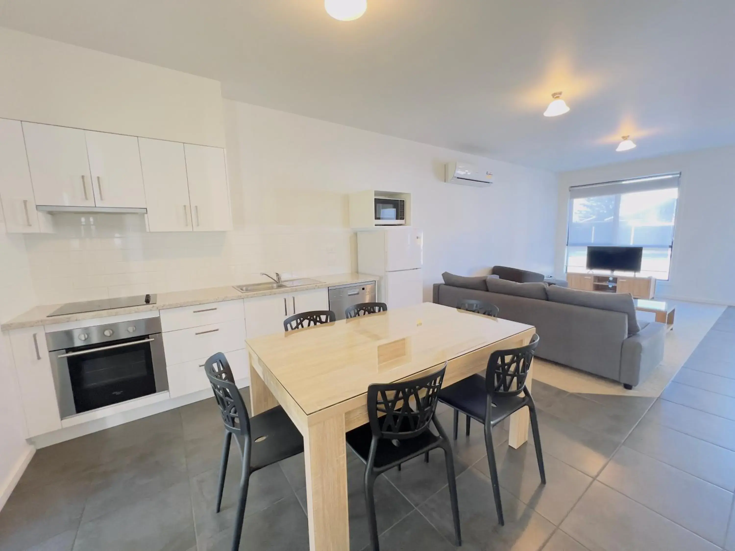 Dining area, Kitchen/Kitchenette in A1 Motels and Apartments Port Fairy