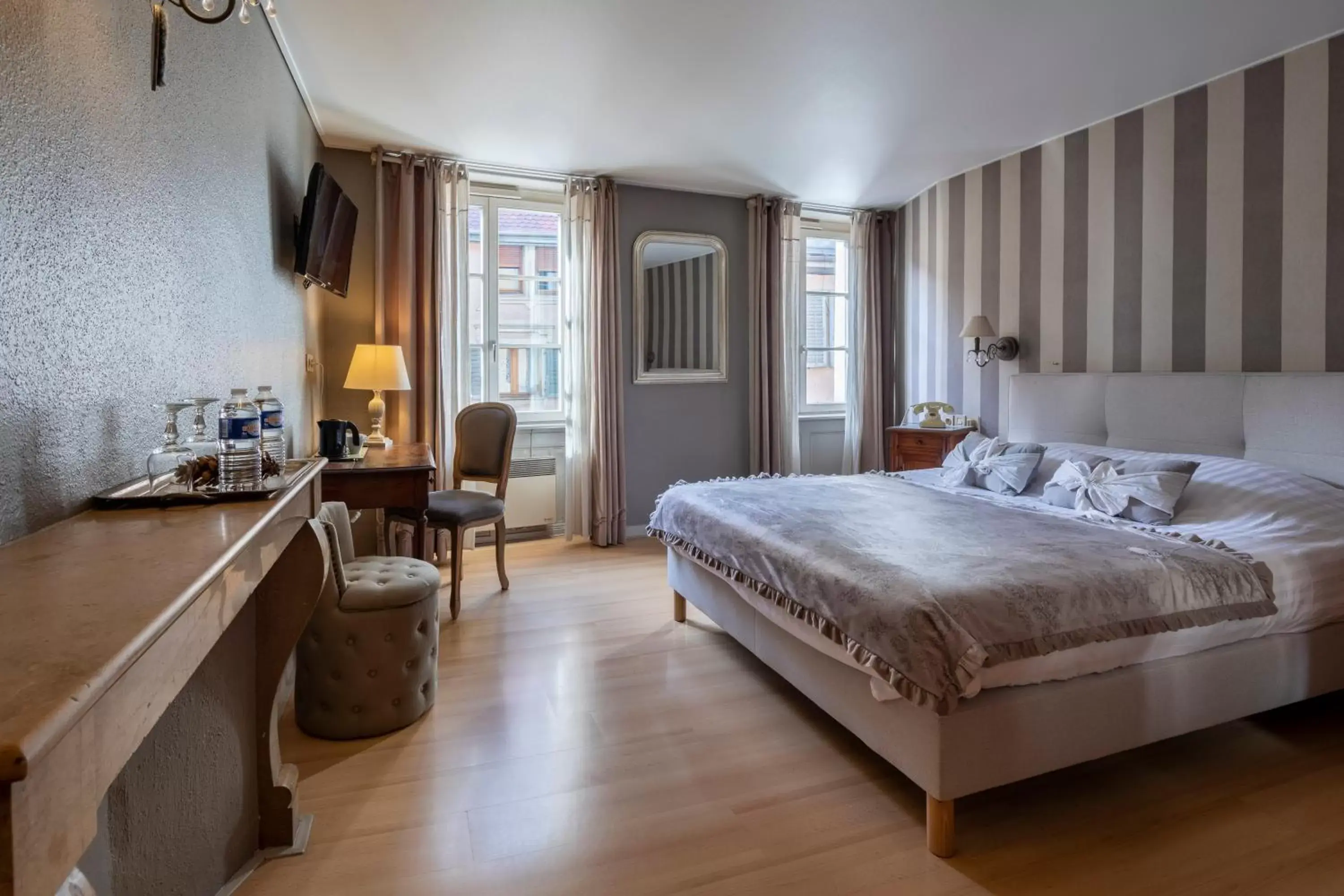 Bedroom in The Originals City, Hôtel de la Balance, Montbéliard