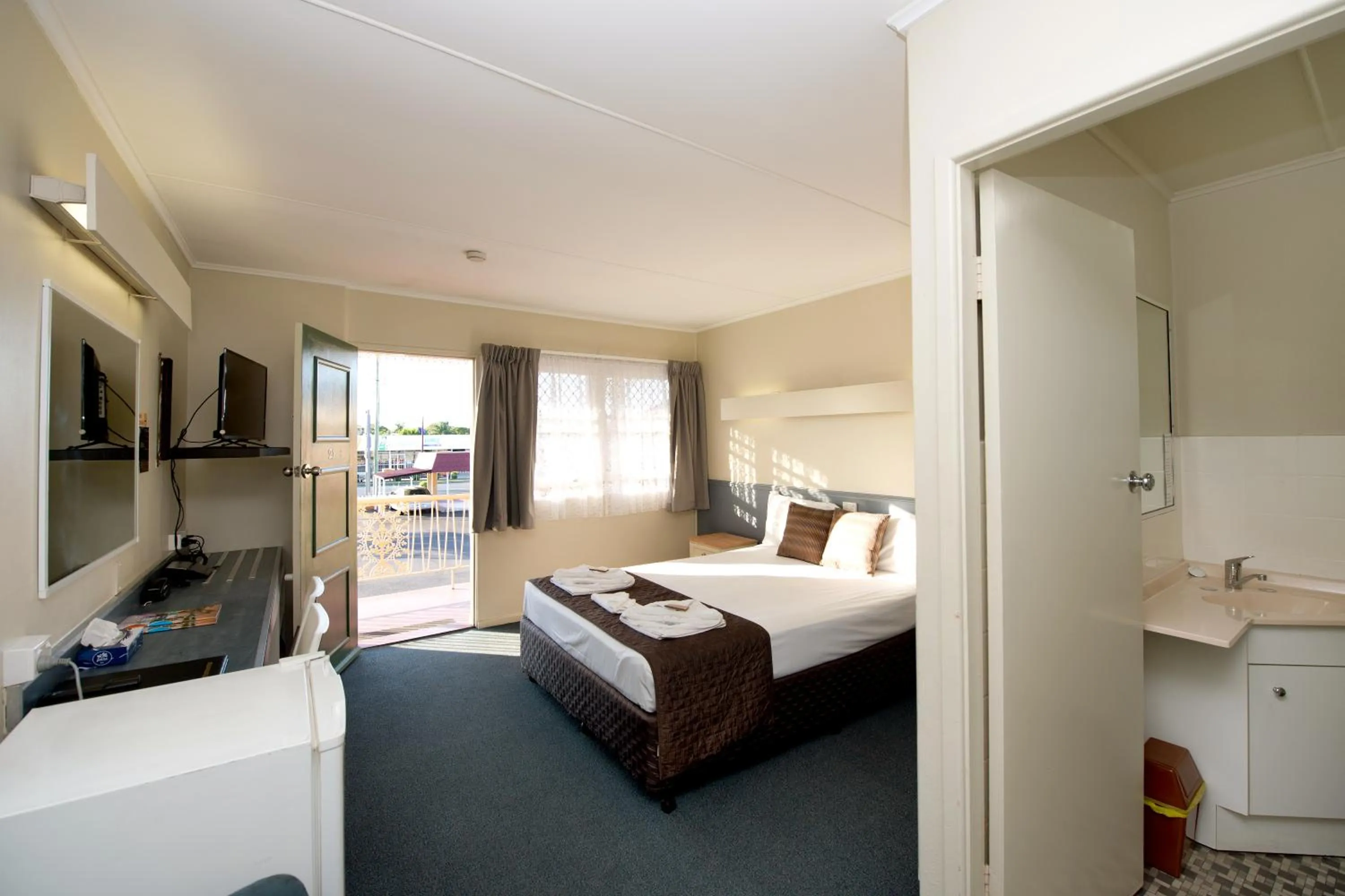 Photo of the whole room, Bed in Mineral Sands Motel