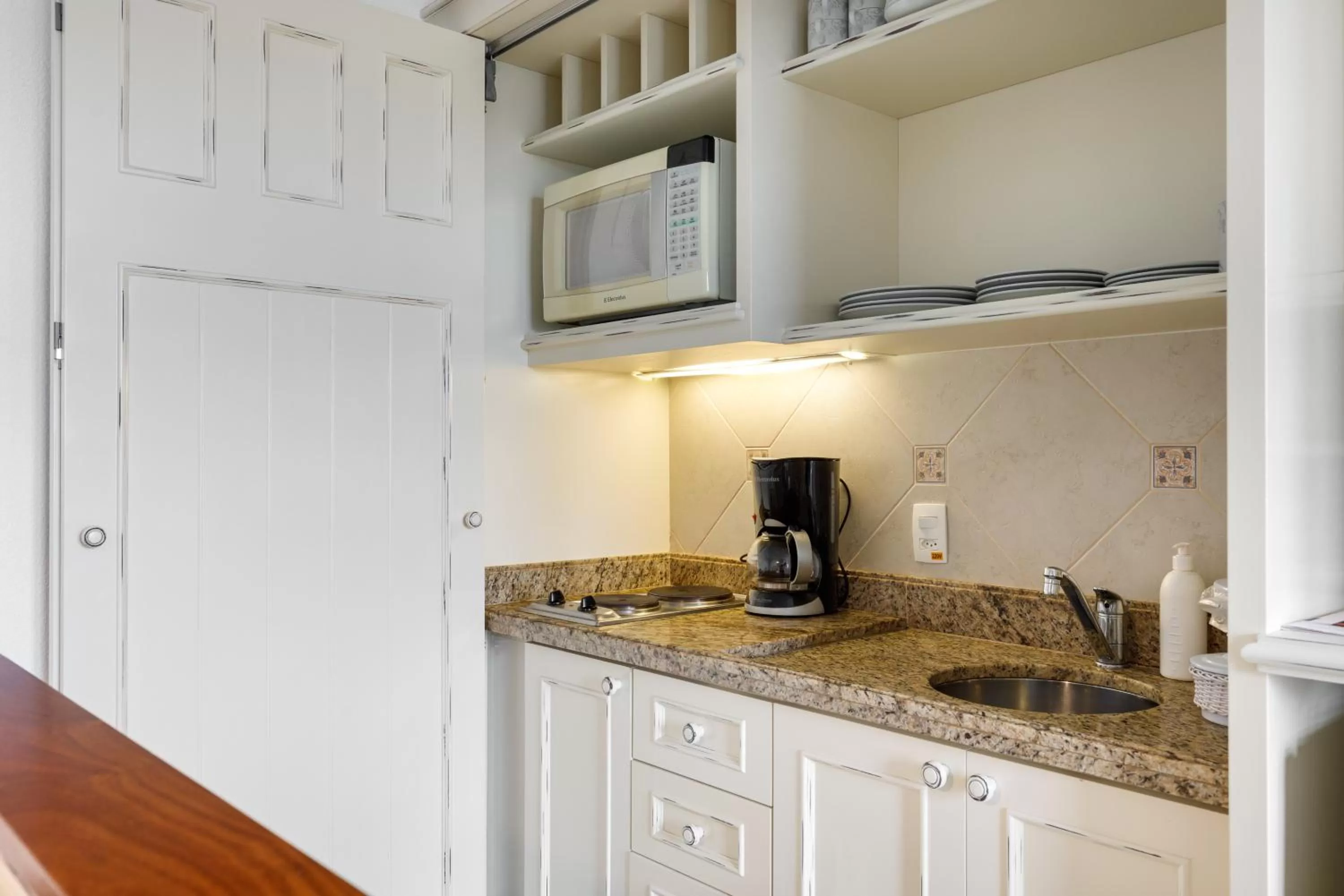 Coffee/tea facilities, Kitchen/Kitchenette in IL Campanário Villaggio Resort Suites - Jurerê Internacional