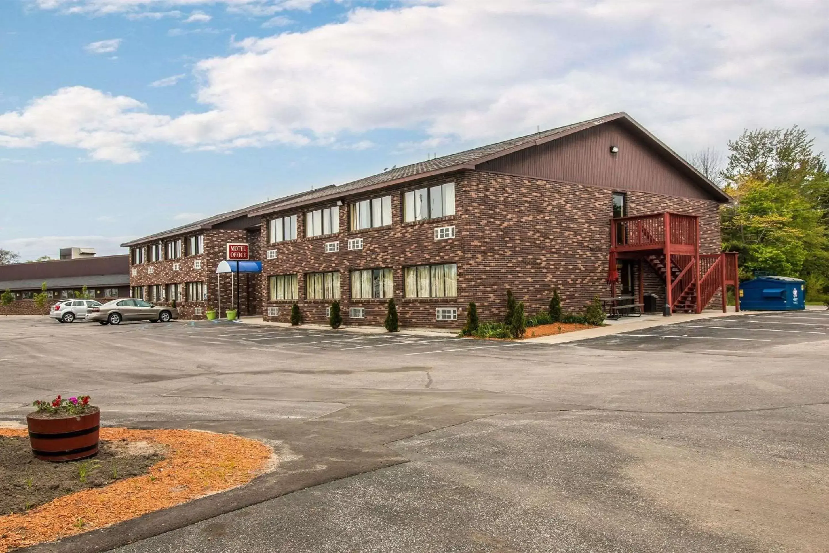 Property Building in Rodeway Inn