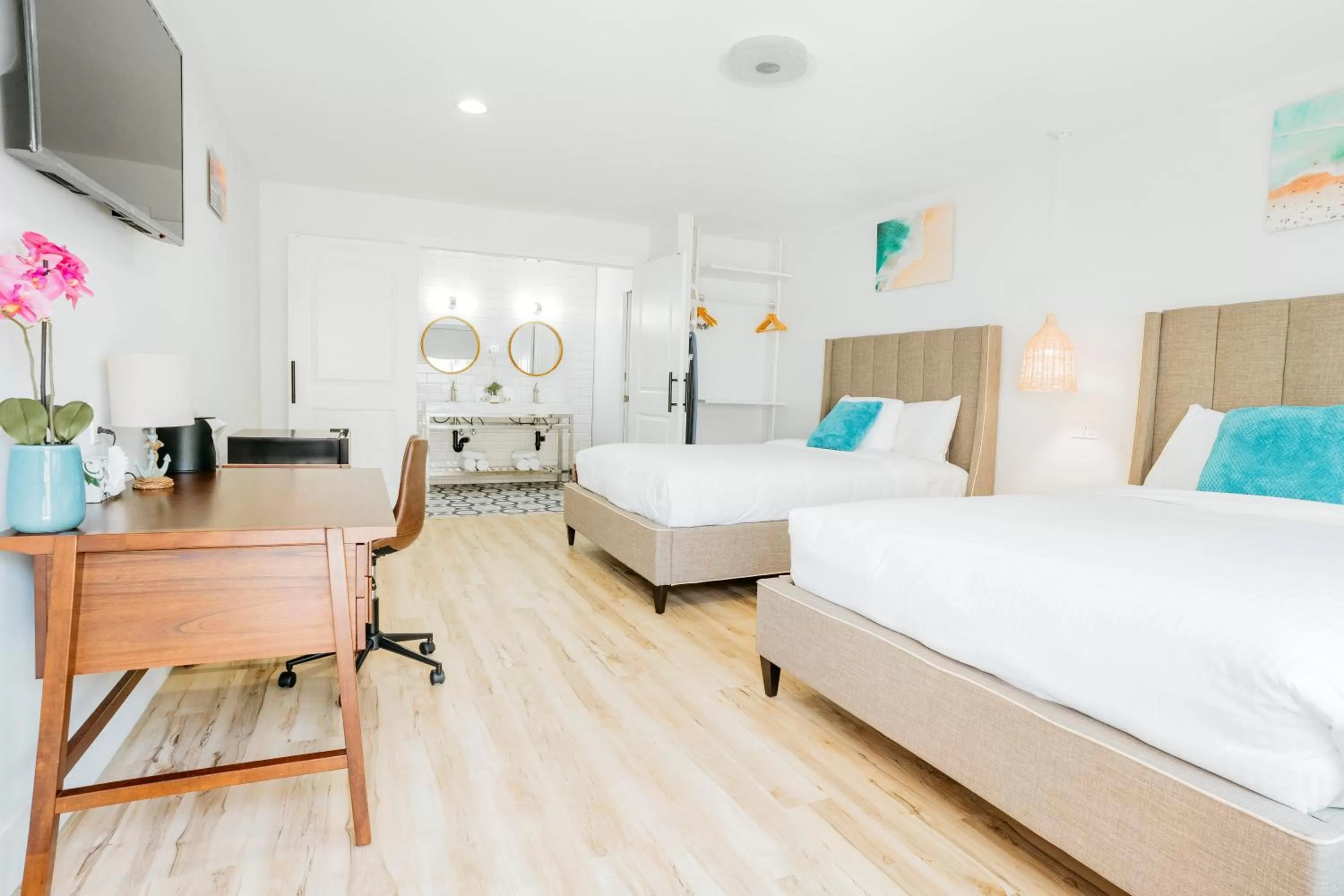 Bed in The Belmont Shore Inn