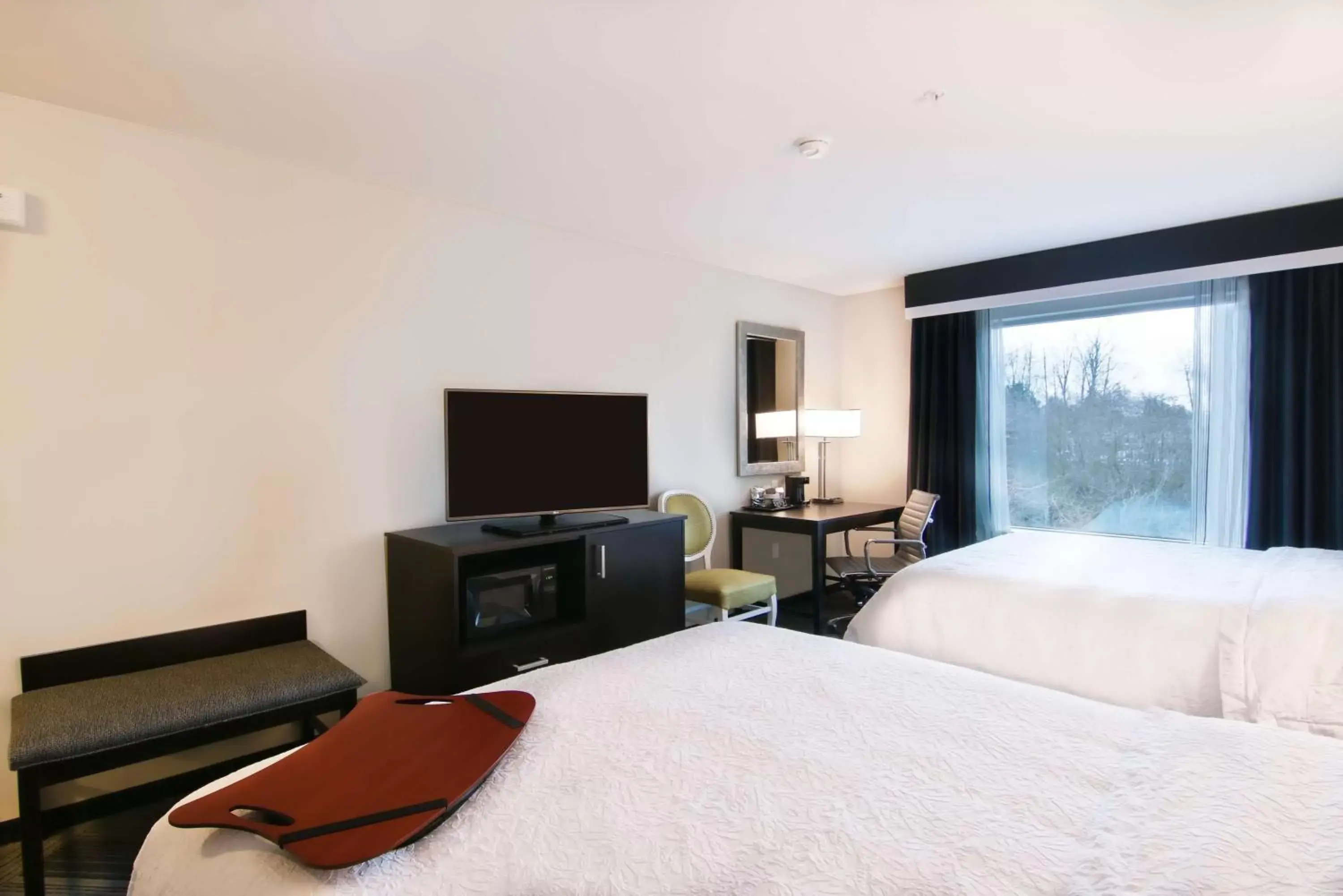 Bed, TV/Entertainment Center in Hampton Inn & Suites Bellevue Downtown/Seattle