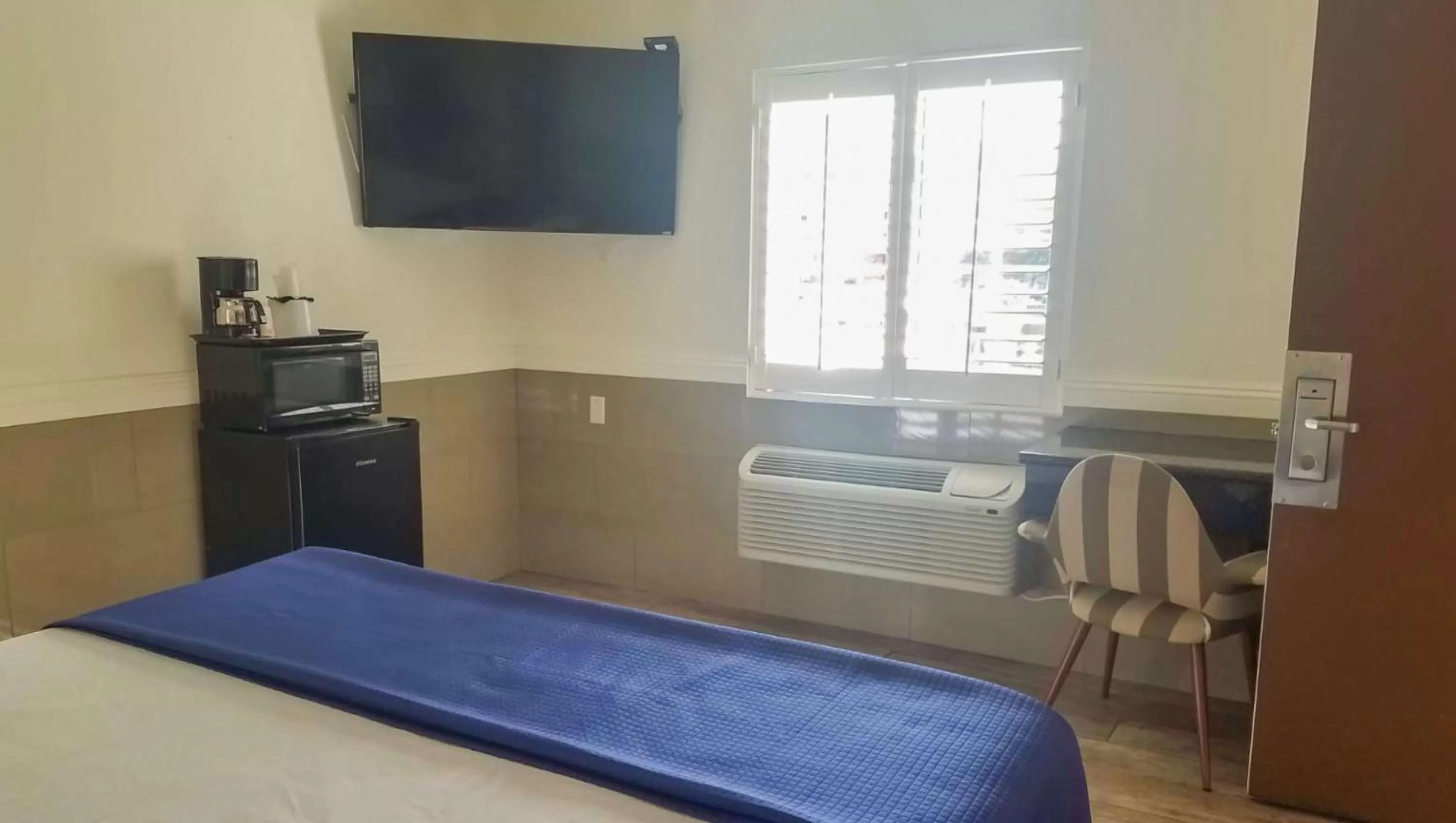 Photo of the whole room, Bed in Motel 6 Glendale CA Pasadena Burbank Los Angeles