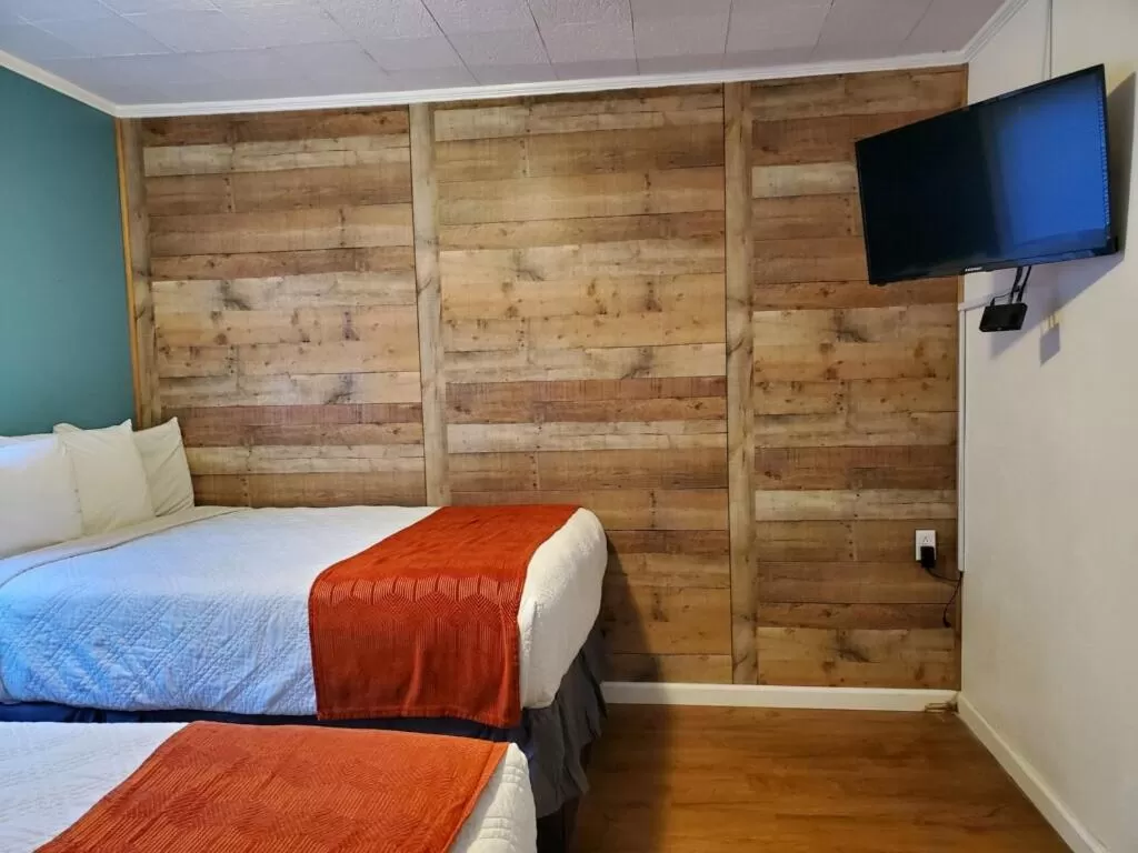 Meadowlark Motel with Restaurant & Bar