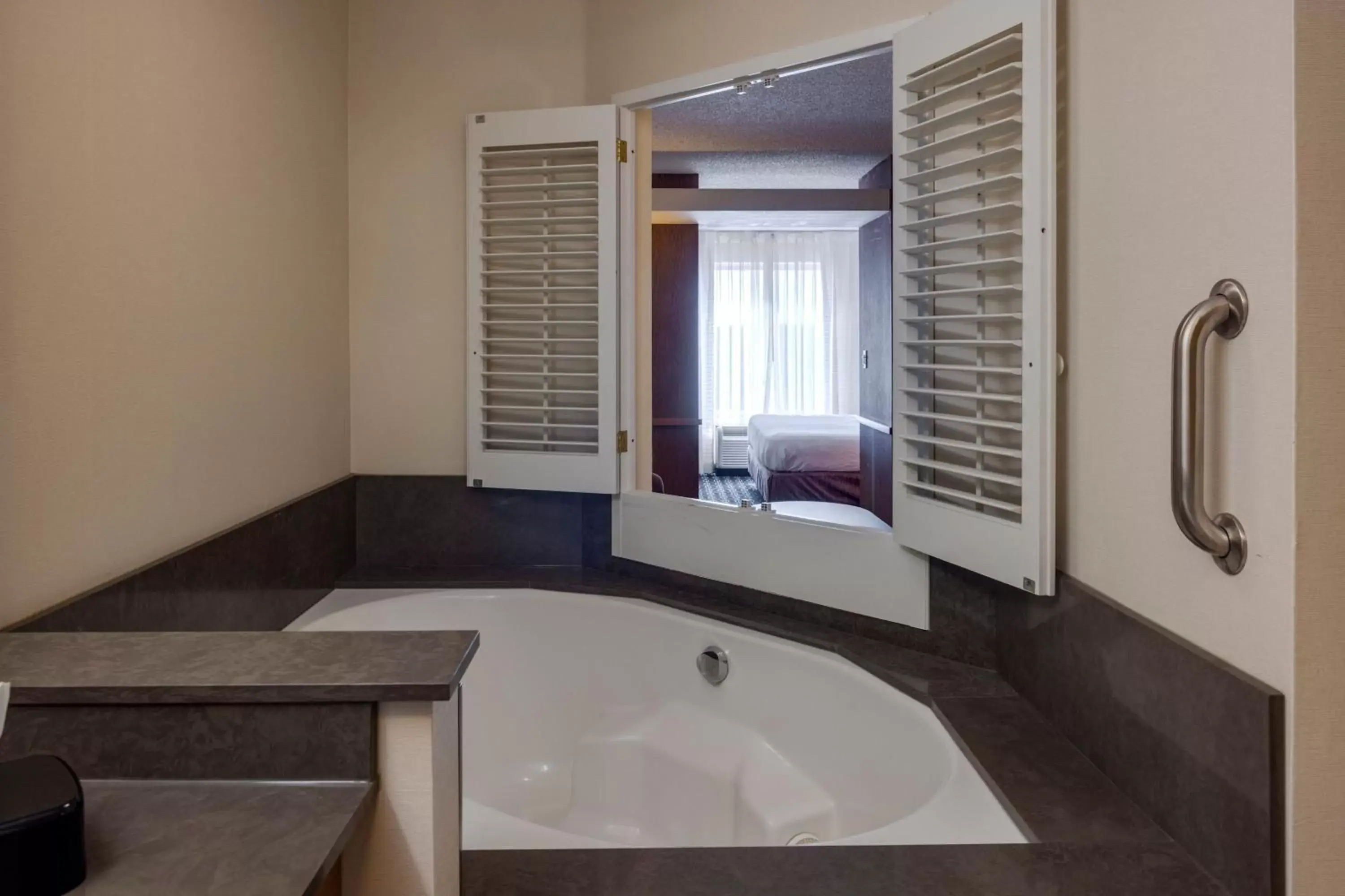 Photo of the whole room, Bathroom in Fairfield Inn & Suites by Marriott Edmond