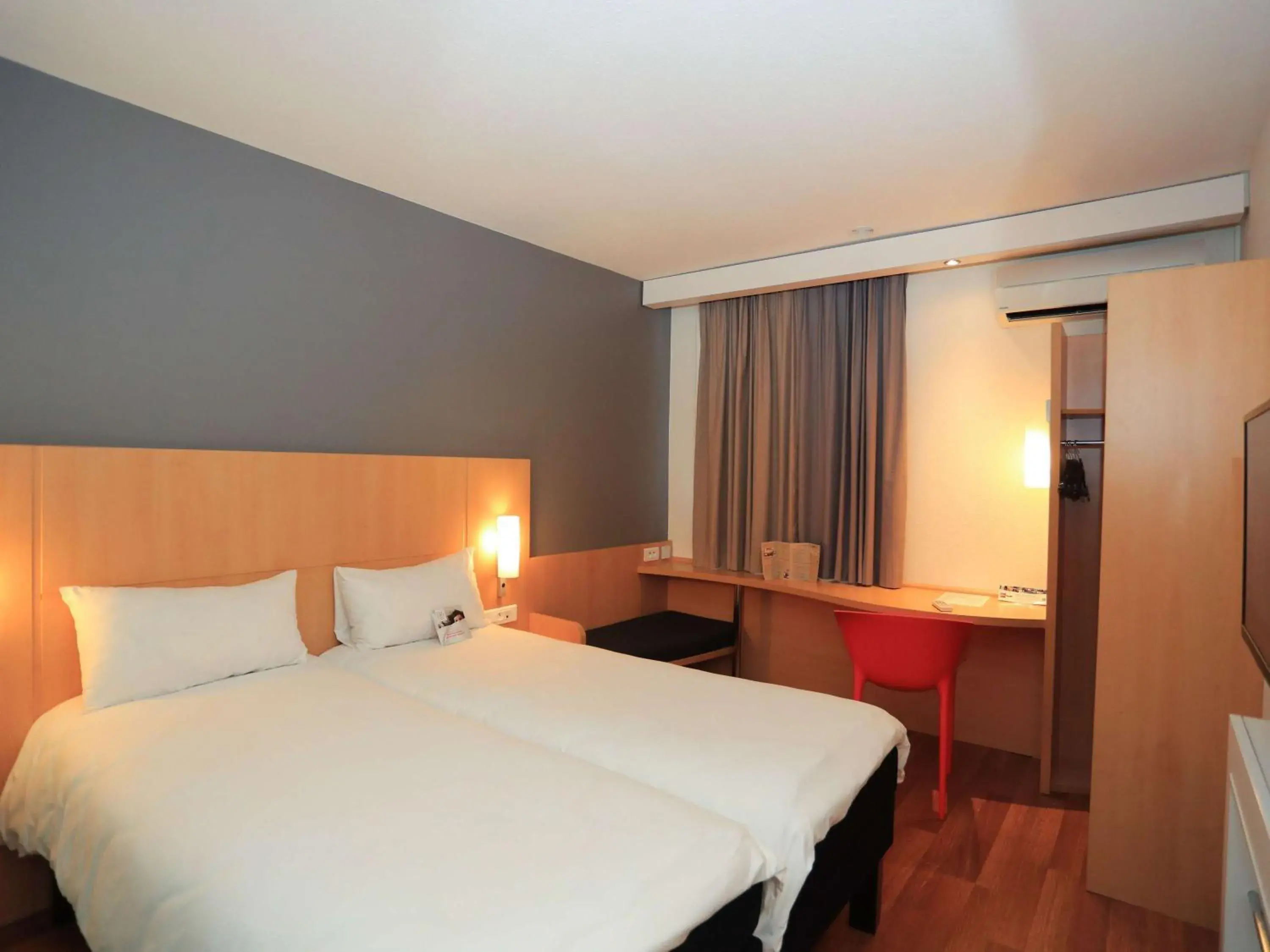 Bedroom, Bed in ibis Aurillac