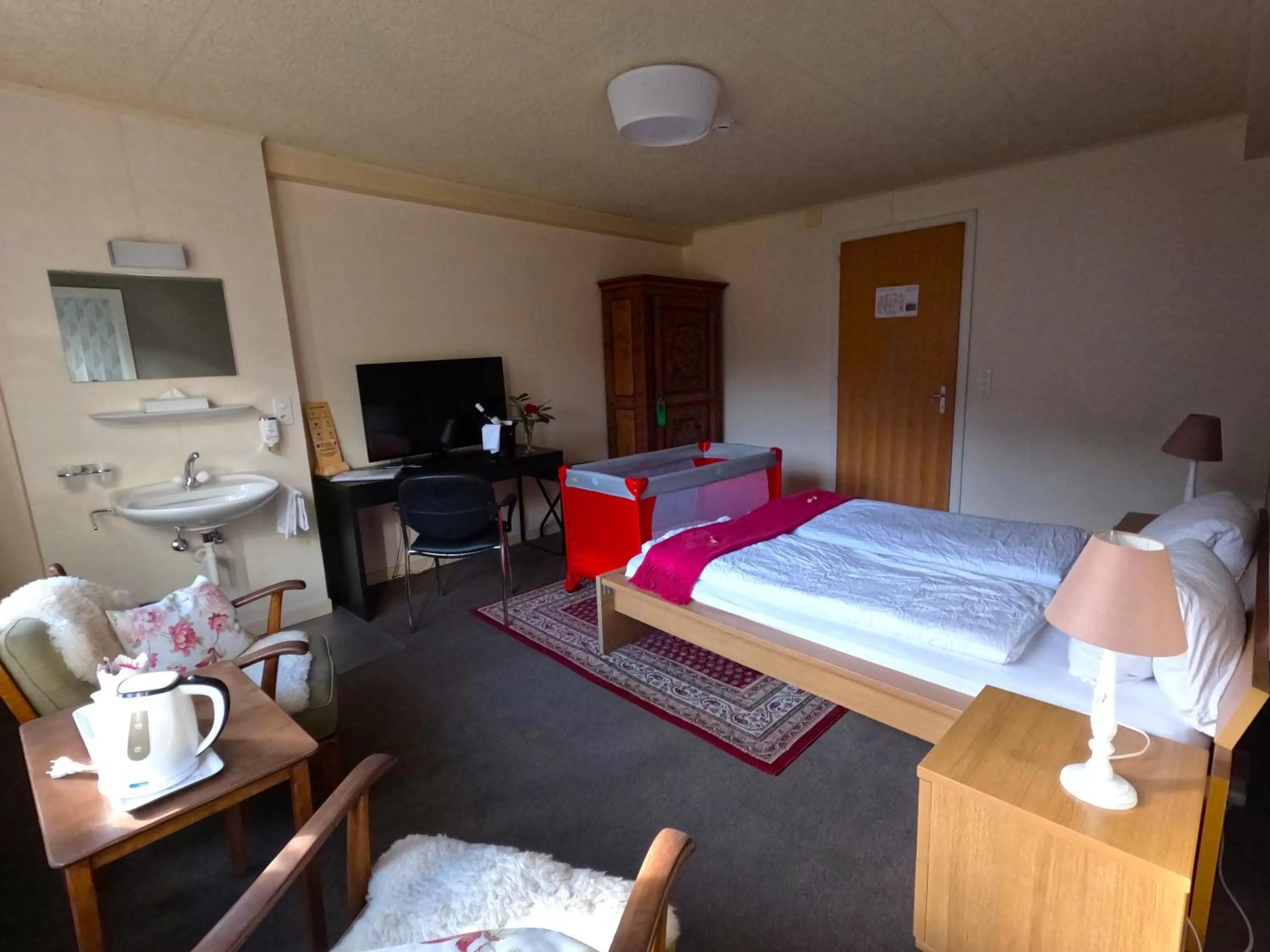 Bedroom, Bed in Alpenrose Hotel and Gardens